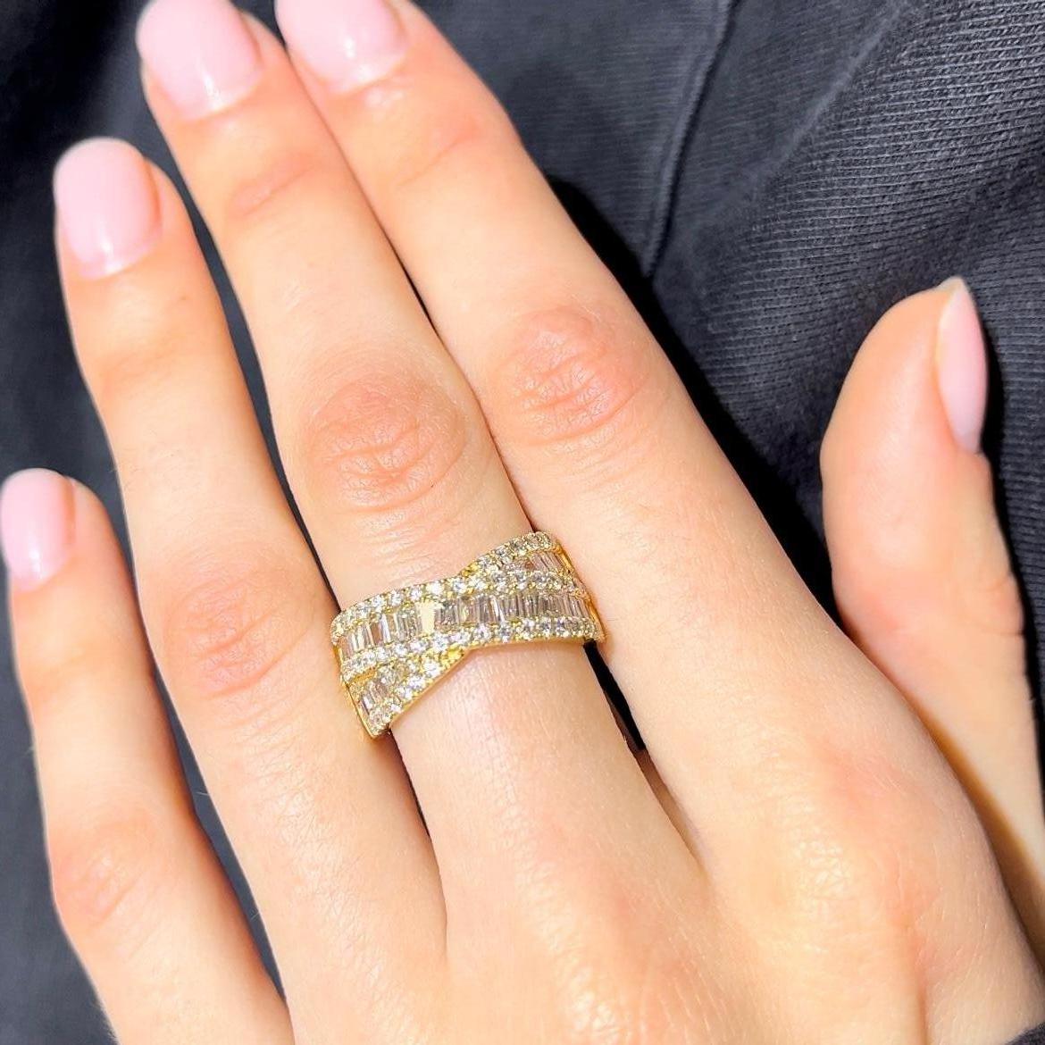 2,00 Karat Runder und Baguette-Diamant Crossover-Mode-Ring 18K Gelbgold im Zustand „Neu“ im Angebot in New York, NY