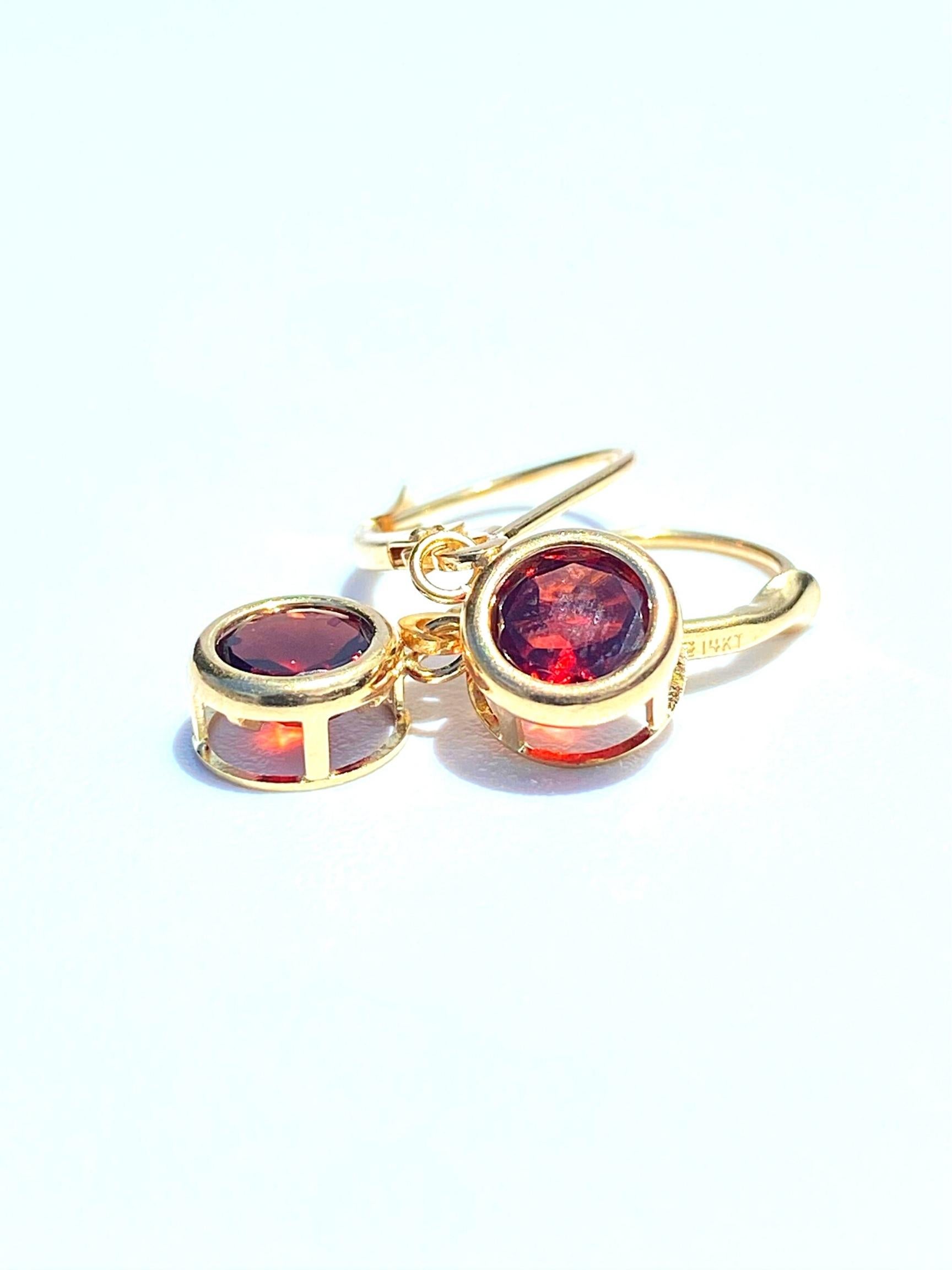 2.00 Carat Round-Brilliant Cut Red Garnet and 14K Yellow Gold Earrings In Excellent Condition For Sale In Miami, FL