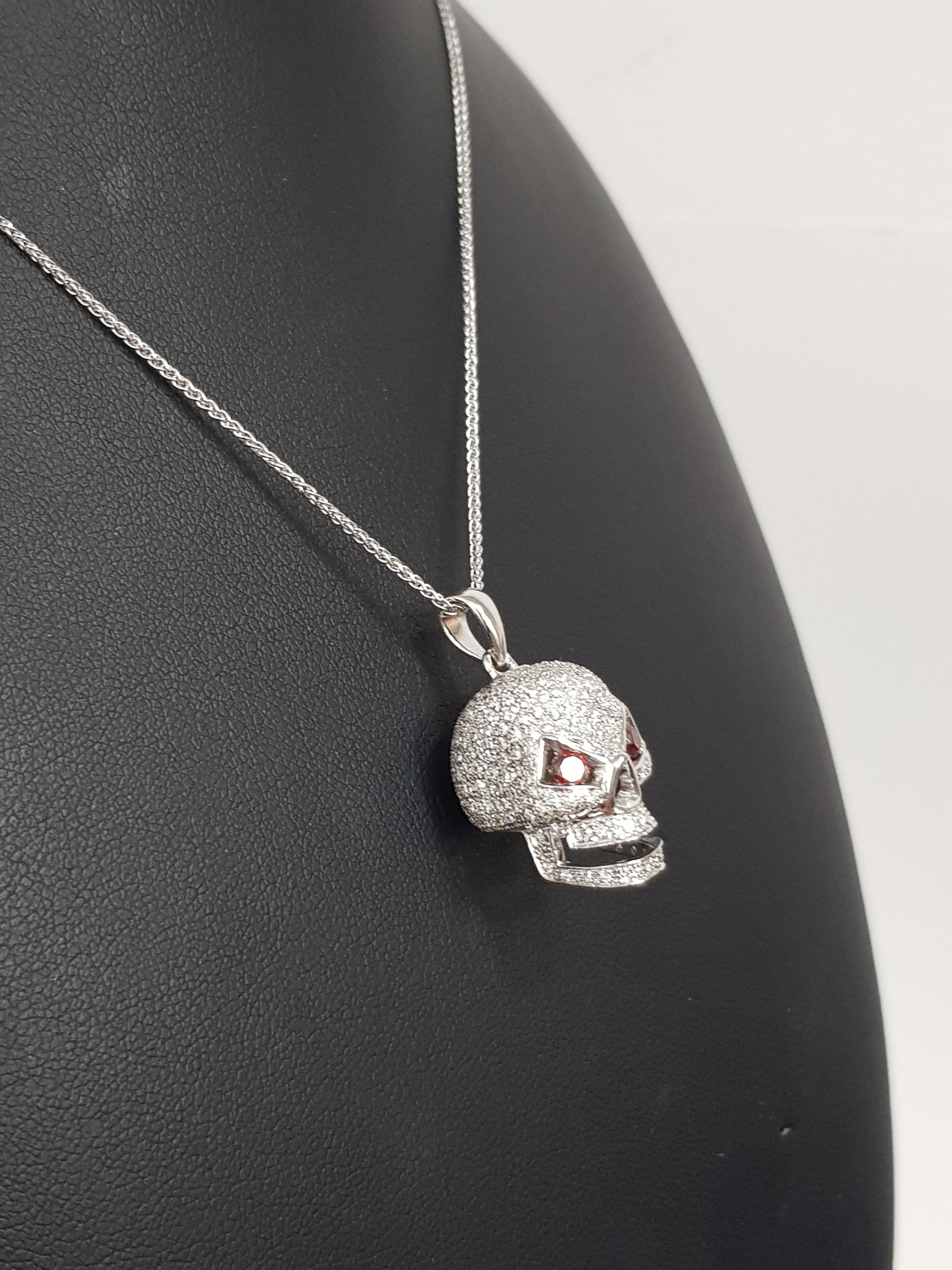 El colgante Calavera, contemporáneo y extraordinario, tiene un total de 2,00 quilates de diamantes blancos redondos color H claridad SI1. Un complemento totalmente único para tu colección de joyas. La cara de la calavera está elaborada con el máximo