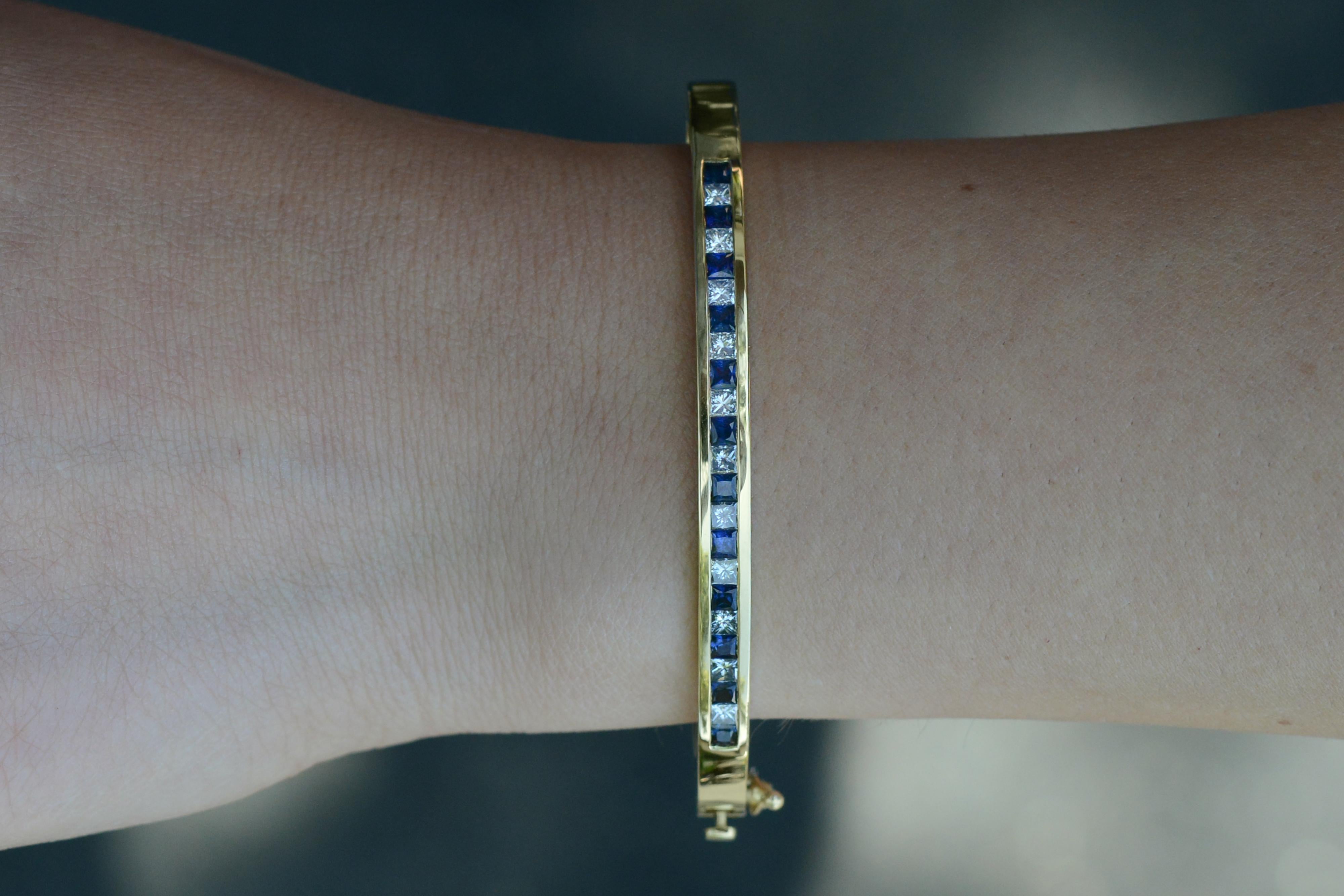 Ce bracelet bangle séduisant serait un ajout ravissant à votre trésor de bijoux vintage en or 14 carats dans un design classique et contemporain, 2 carats de saphirs de taille princesse et de diamants sont disposés dans un sertissage en canal lisse