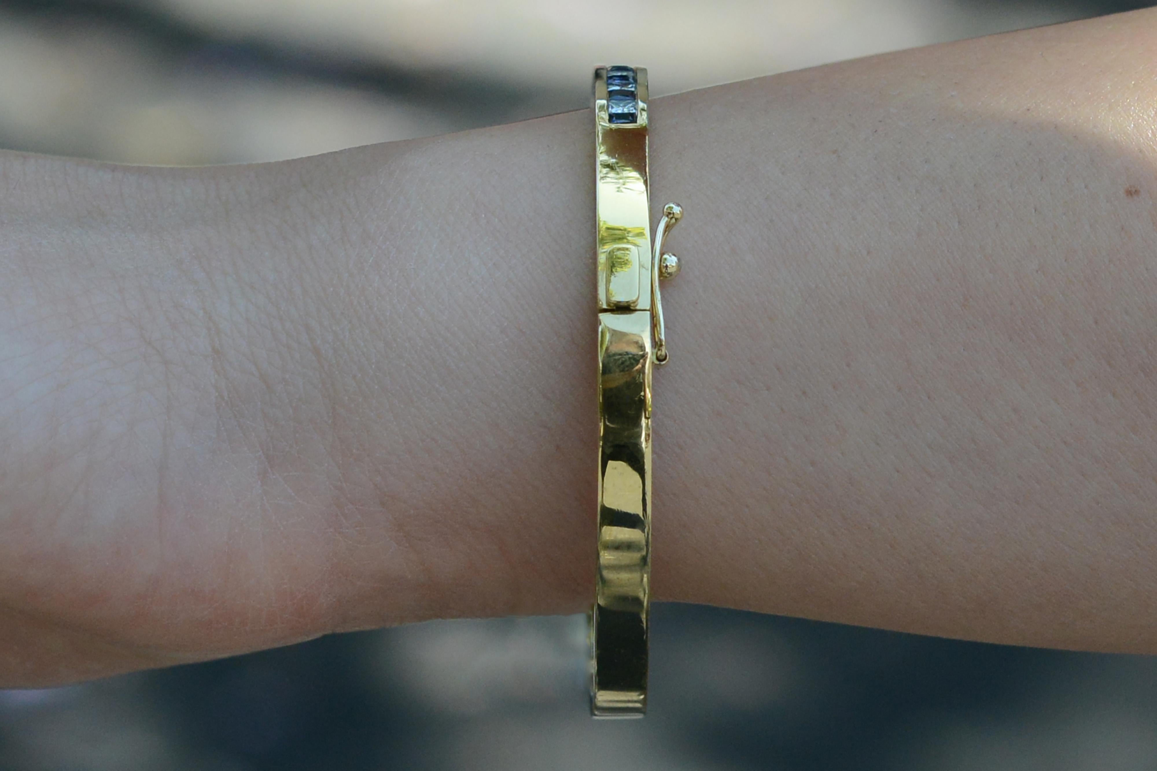 Rétro Bracelet jonc vintage en or jaune avec saphirs de 2,00 carats et diamants en vente