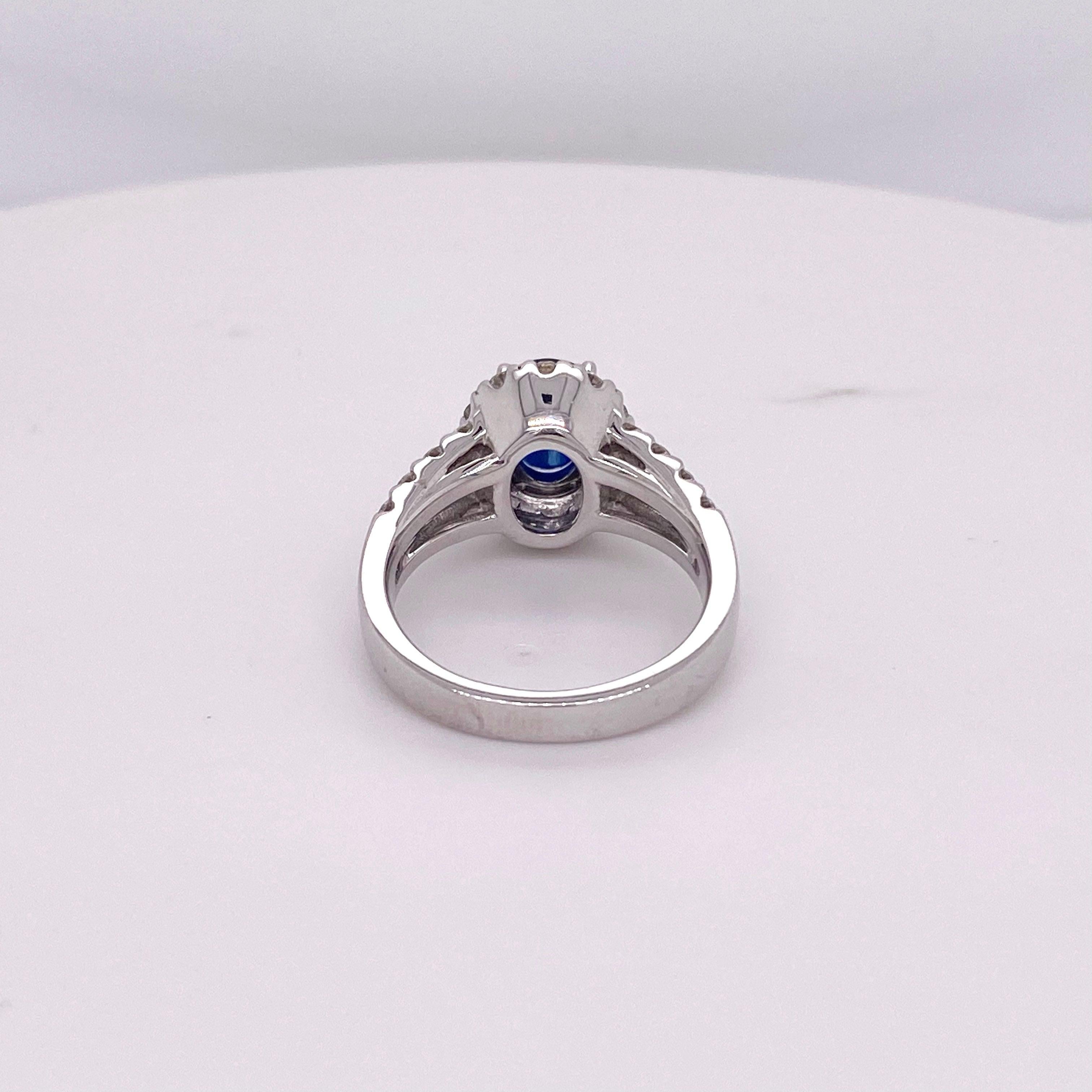 Im Angebot: 2,00 Karat Saphir mit 1,00 Karat Diamant-Halo-Ring aus 18 Karat, Ceylon () 4