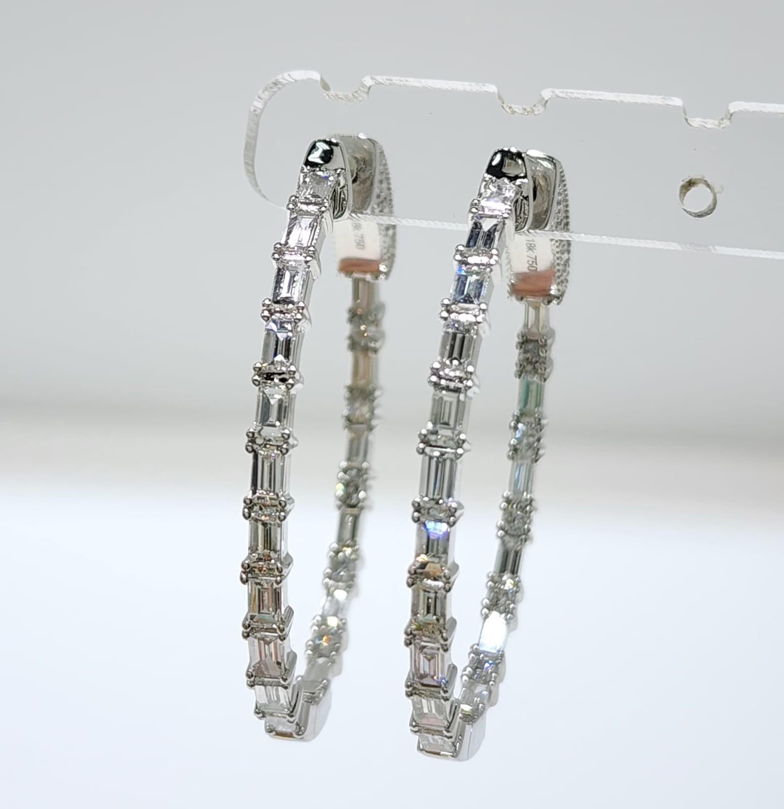 Estos exquisitos pendientes de aro están elaborados en lujoso Oro Blanco de 18 Kilates, y presentan una cautivadora combinación de diamantes cónicos y redondos que ejemplifican la elegancia atemporal. Los pendientes ostentan un total de 2,00