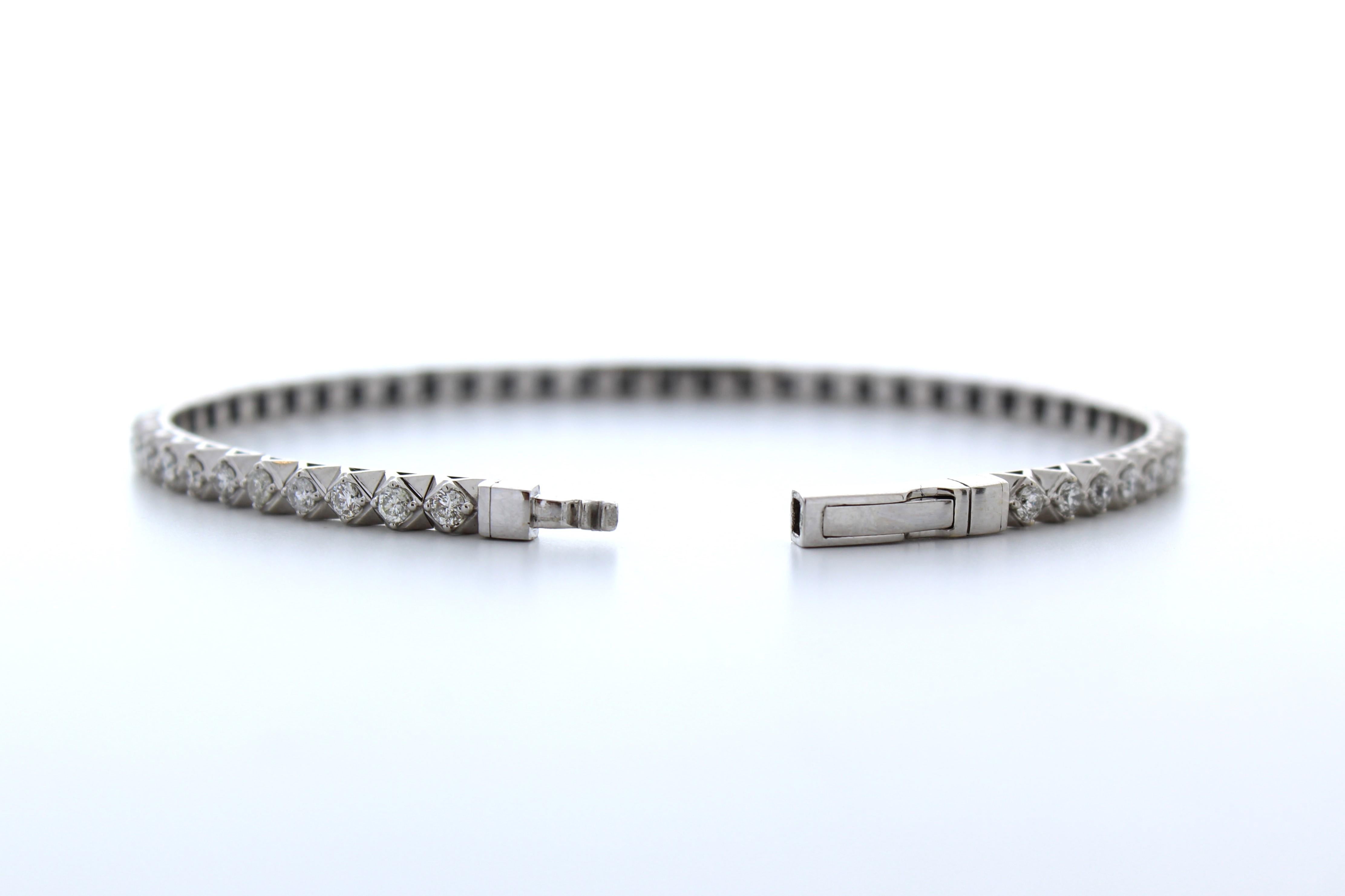 Contemporain Bracelet à la mode en or blanc 14 carats avec diamants de 2,00 carats au total  en vente