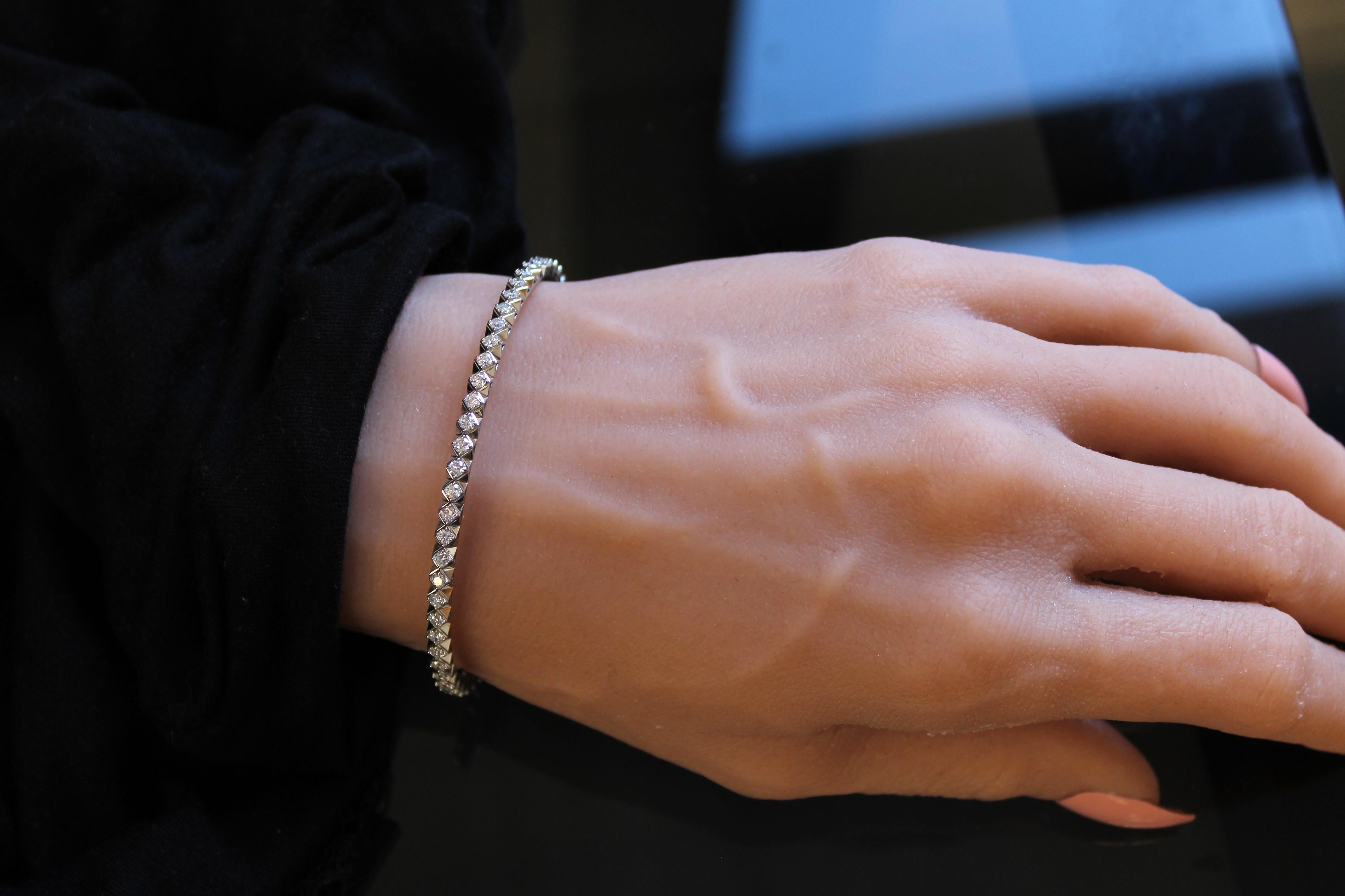 Taille ronde Bracelet à la mode en or blanc 14 carats avec diamants de 2,00 carats au total  en vente