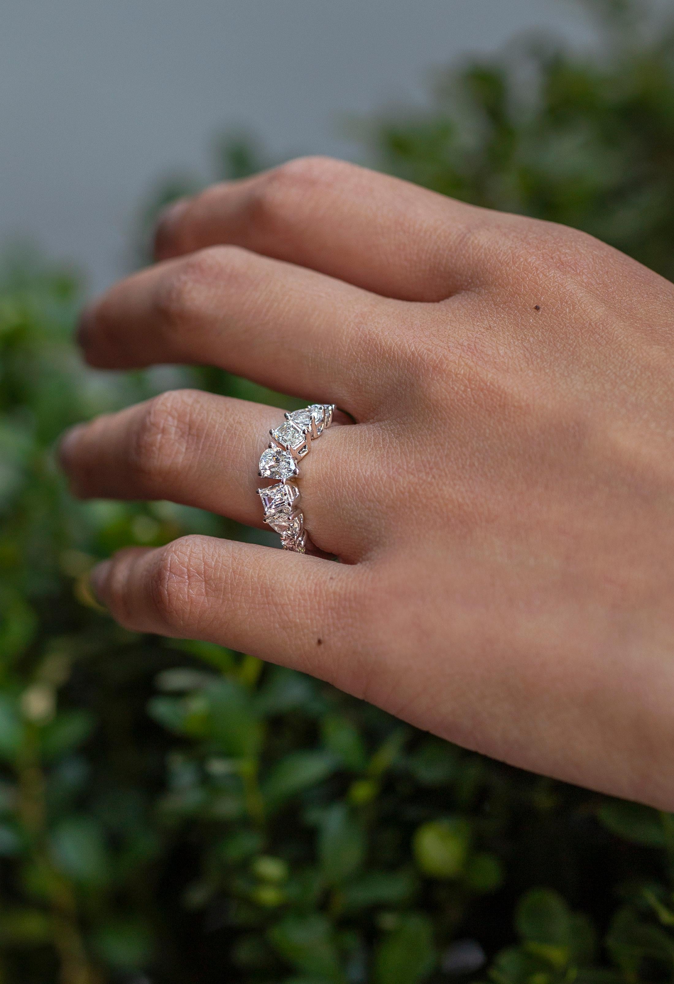 2,00 Karat insgesamt Sieben-Stein-Diamant-Mode-Ring aus Weißgold mit mehrfarbigen Diamanten in verschiedenen Formen im Zustand „Neu“ im Angebot in New York, NY