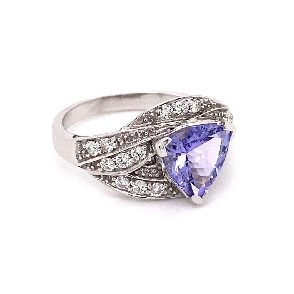 Semplicemente bello! Anello d'oro vintage con tanzanite e diamante Trillion finemente dettagliato. Con una gemma Trillion da 2 carati incastonata a mano in modo sicuro. Splendidamente circondato da diamanti scintillanti, per un peso di circa