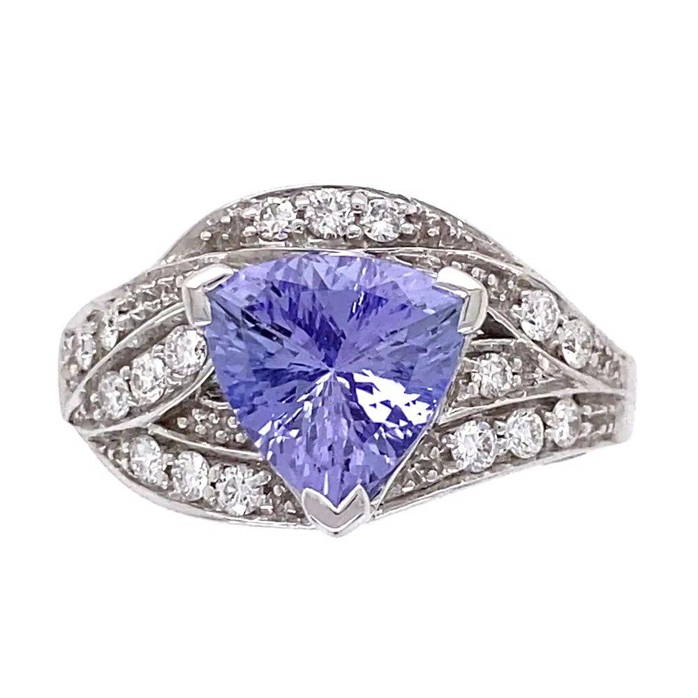 Modernista Anello con tanzanite e diamanti d'epoca da 2,00 carati e trilioni di carati in vendita