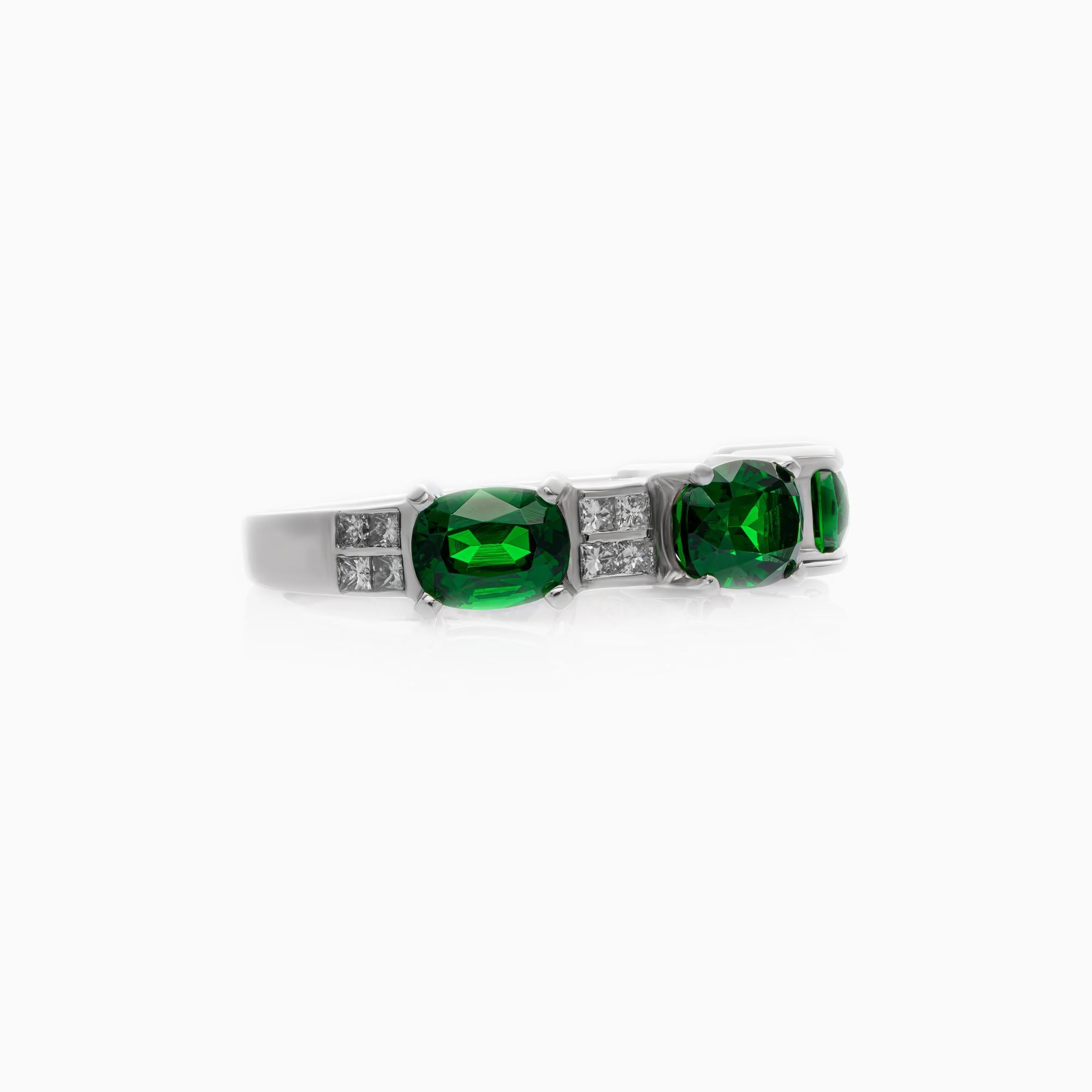Anello con tsavorite e diamanti, tsavorite da 2,00 carati, diamanti da 0,24 carati, oro bianco 18 carati. Questo squisito anello, realizzato in oro bianco da 18 carati (finezza 750), combina colori vivaci con un'eleganza senza tempo. Il suo design