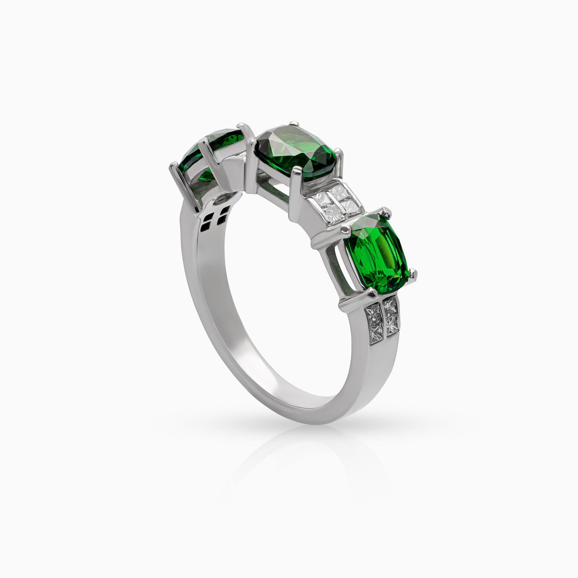 Taglio ovale Anello con tsavorite da 2,00 carati e diamante da 0,24 carati in oro bianco 18 carati in vendita