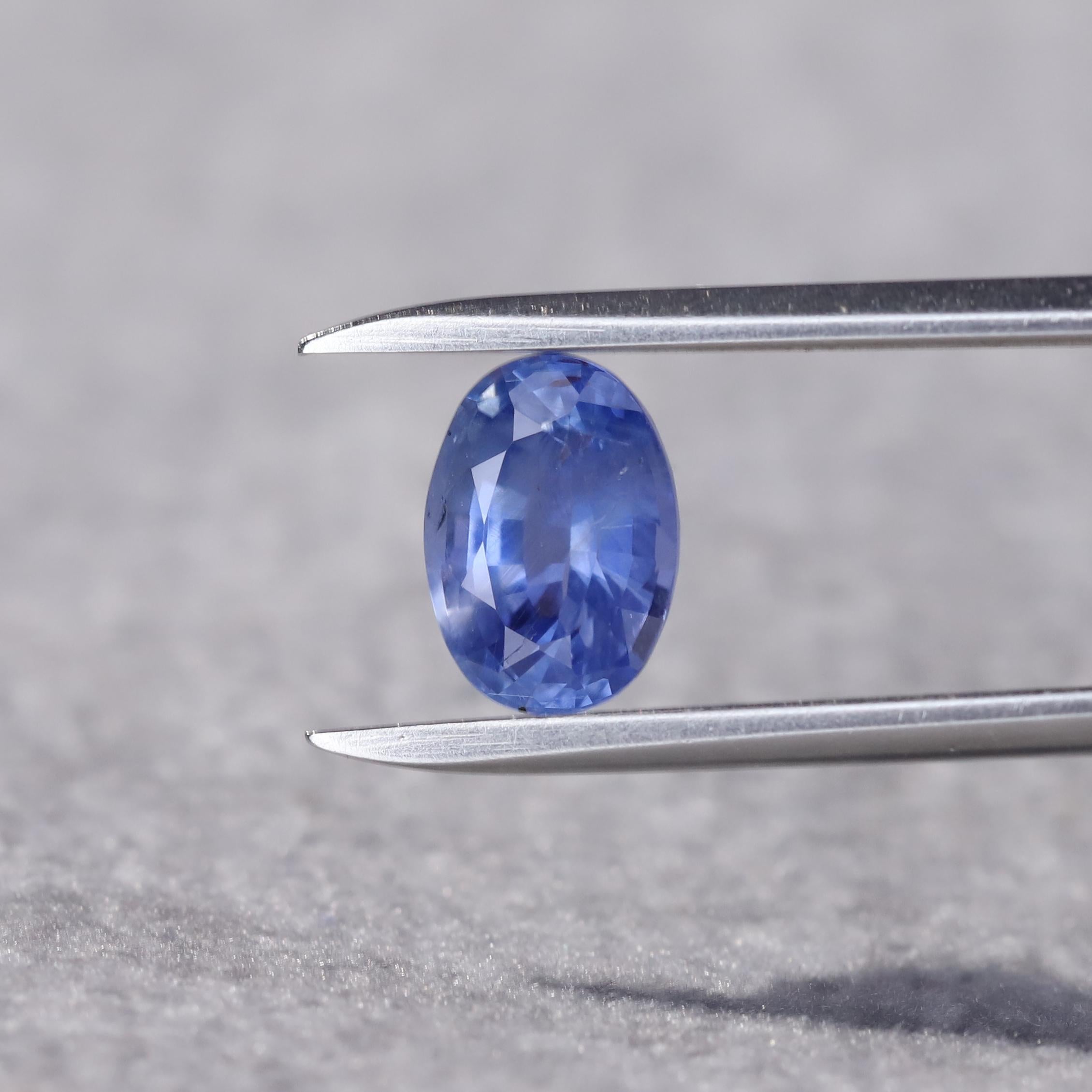 A cornflower blue sapphire graced by distinctive, silk inclusions. These silk inclusions hold a vital role in the world of gemology, serving as a key indicator of the sapphire’s natural and unheated status. While they contribute to a subtle,