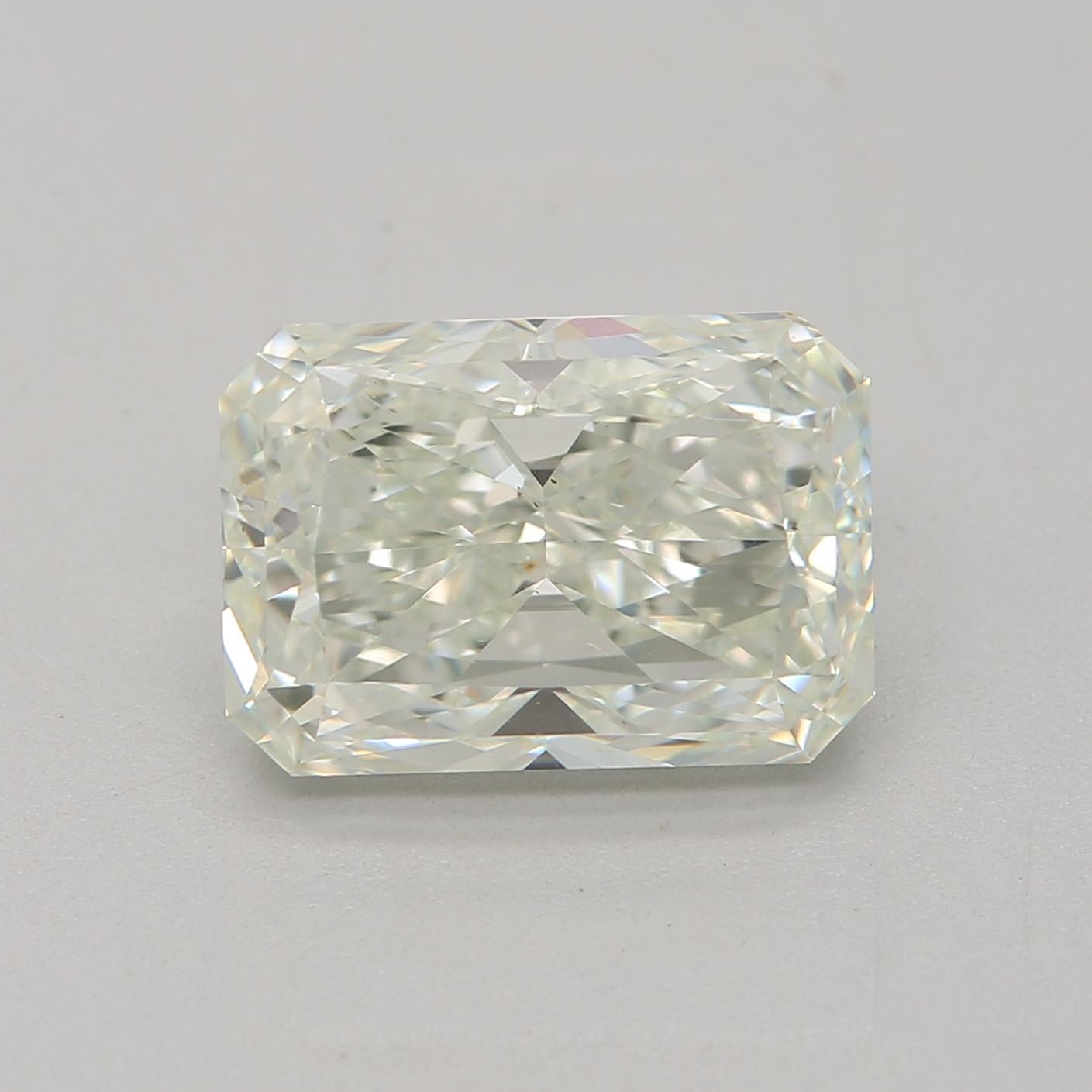 *100% NATÜRLICHE FANCY-DIAMANTEN*

Diamant Details

➛ Form: Strahlend
➛ Farbgrad: Sehr hellgrün
➛ Karat: 2.00
➛ Klarheit: SI1
➛ GIA zertifiziert 

^MERKMALE DES DIAMANTEN^

Unser Diamant im Radiant-Schliff hat eine quadratische oder rechteckige Form