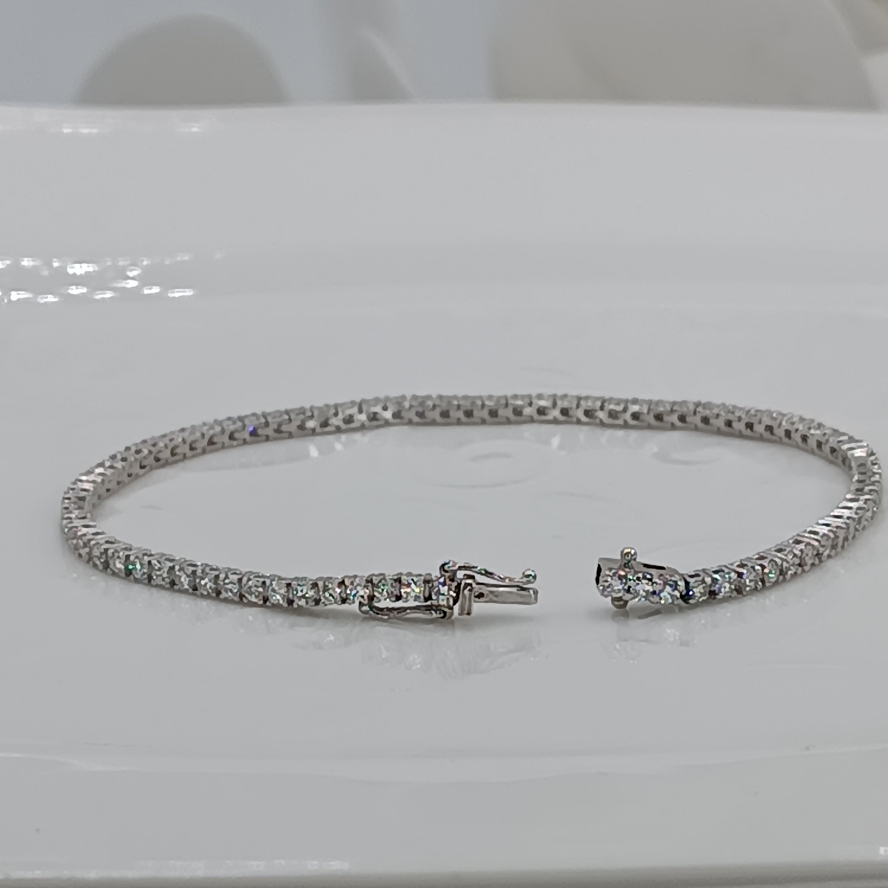 Contemporain Bracelet tennis en or blanc 78 pierres avec diamants de 2,00 carats de couleur VS G en vente