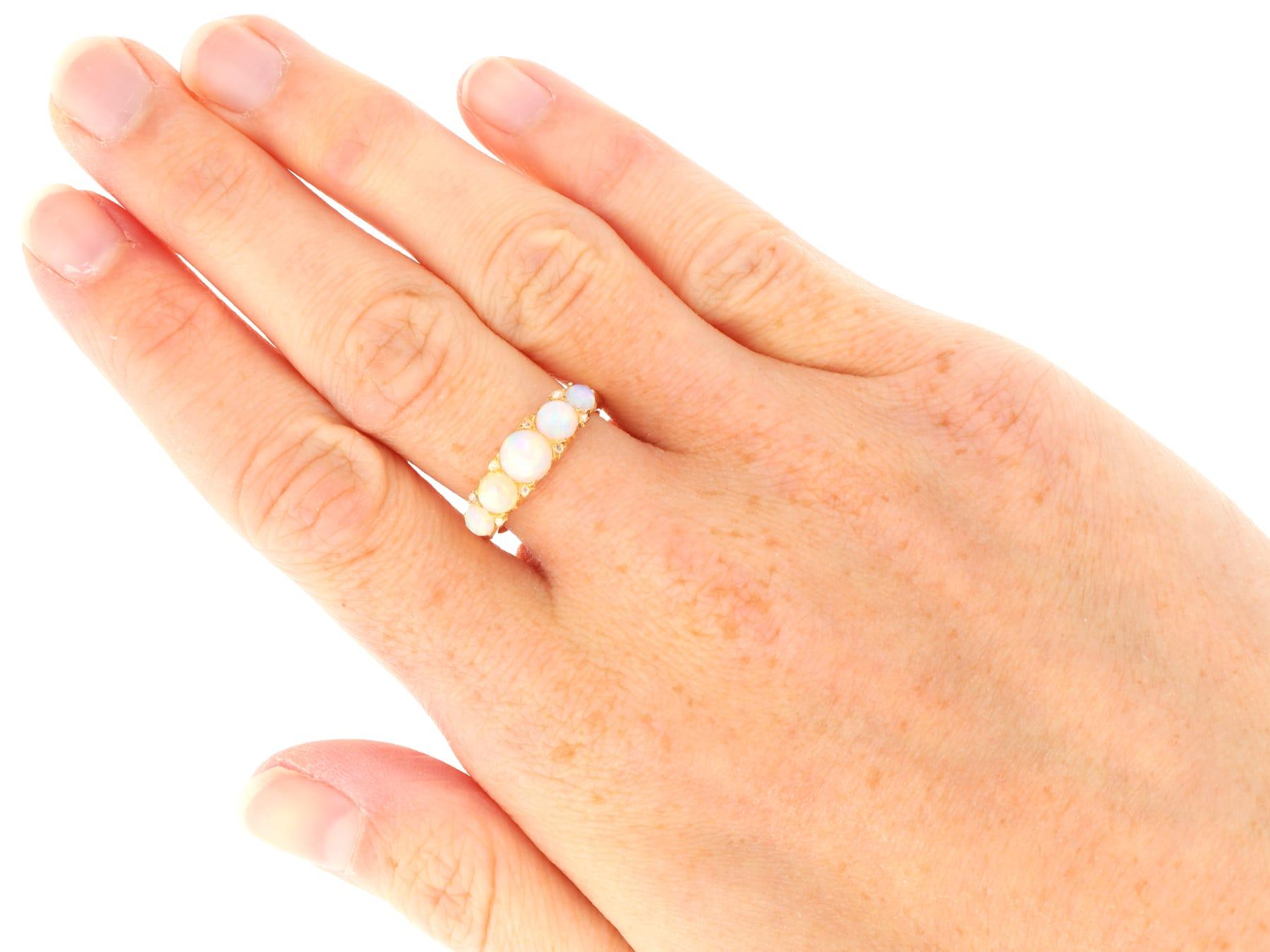 2,00 Karat Weißer Opal 0,16 Karat Diamant 18k Gelbgold Fünf Stein Ring (1905) im Angebot 5