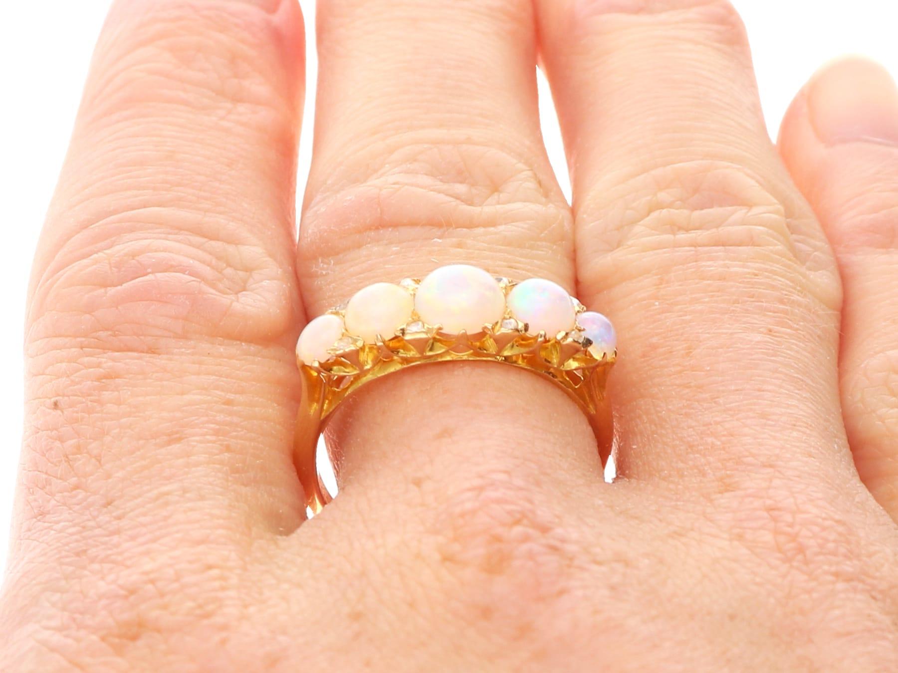2,00 Karat Weißer Opal 0,16 Karat Diamant 18k Gelbgold Fünf Stein Ring (1905) im Angebot 7