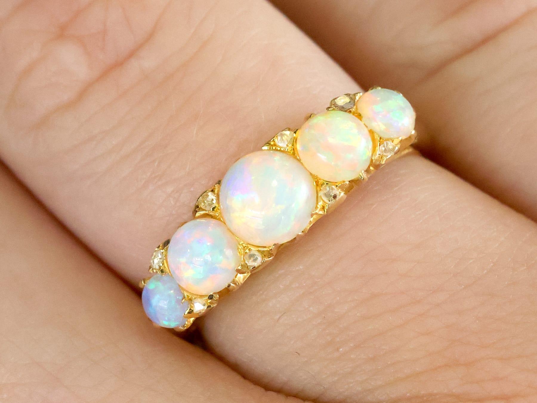 2,00 Karat Weißer Opal 0,16 Karat Diamant 18k Gelbgold Fünf Stein Ring (1905) (Edwardian) im Angebot