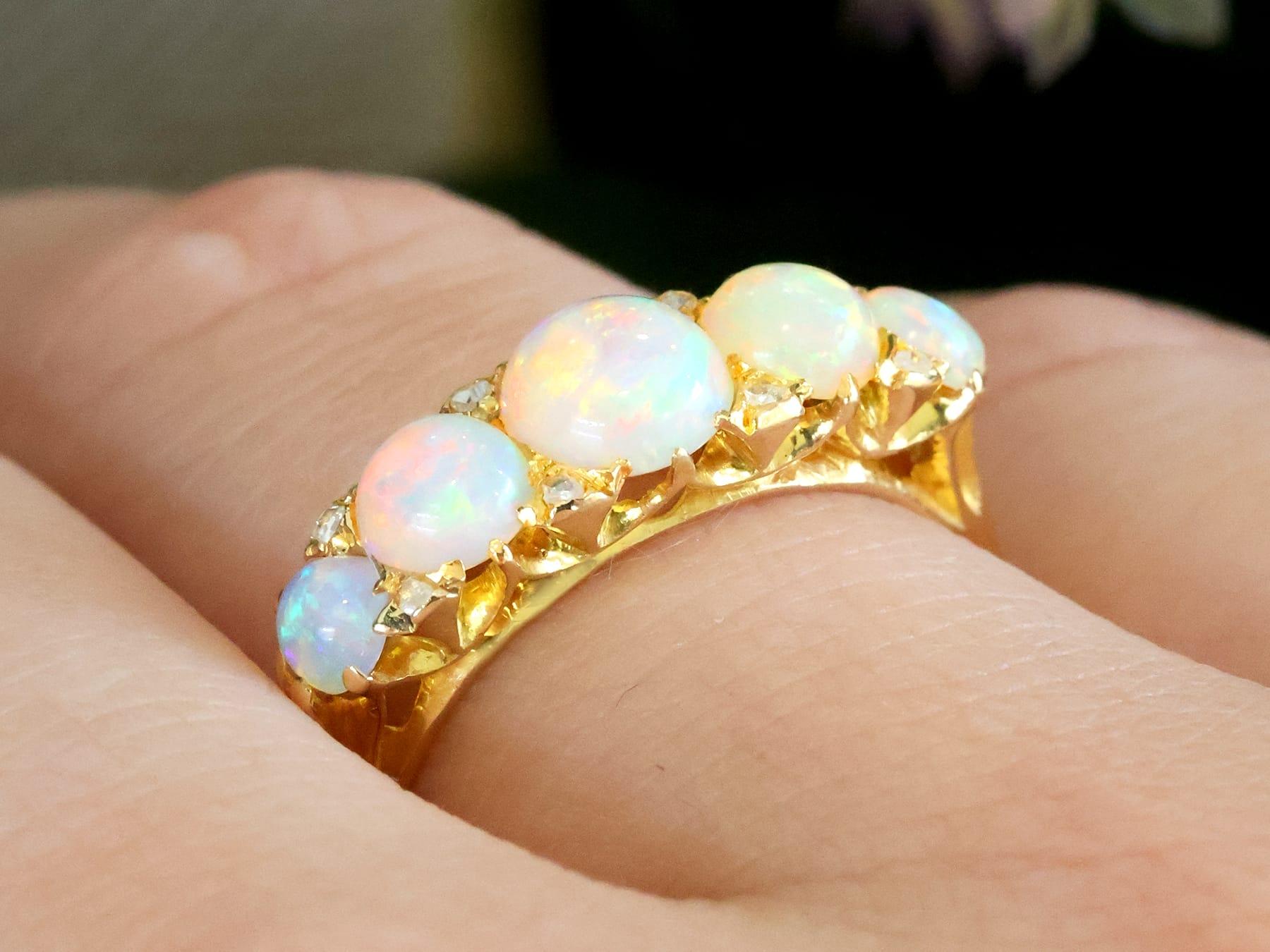 2,00 Karat Weißer Opal 0,16 Karat Diamant 18k Gelbgold Fünf Stein Ring (1905) (Cabochon) im Angebot