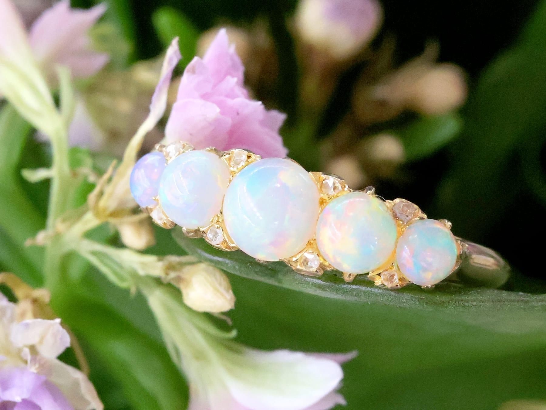 2,00 Karat Weißer Opal 0,16 Karat Diamant 18k Gelbgold Fünf Stein Ring (1905) im Zustand „Hervorragend“ im Angebot in Jesmond, Newcastle Upon Tyne