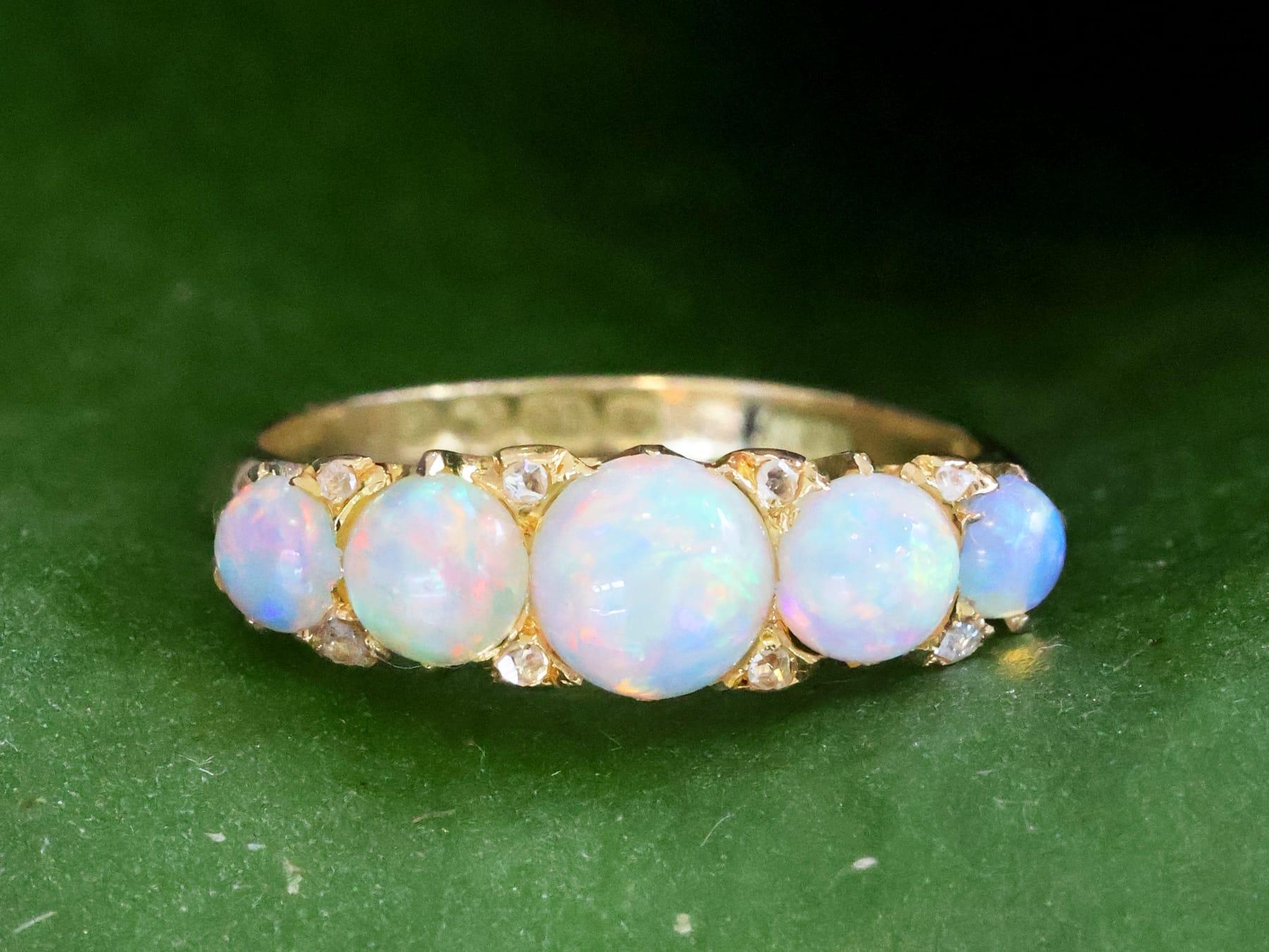 2,00 Karat Weißer Opal 0,16 Karat Diamant 18k Gelbgold Fünf Stein Ring (1905) für Damen oder Herren im Angebot