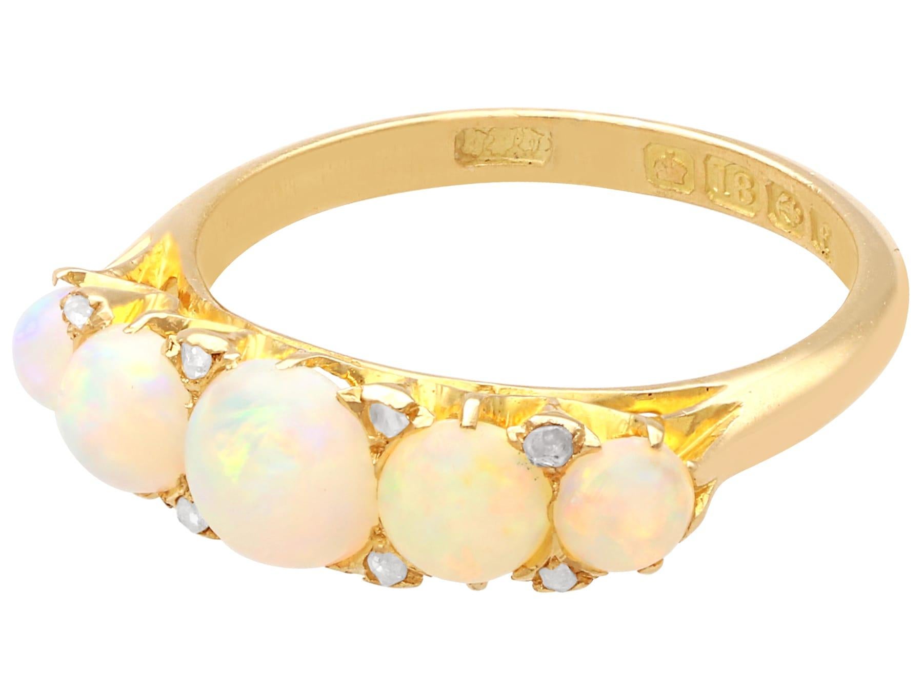 2,00 Karat Weißer Opal 0,16 Karat Diamant 18k Gelbgold Fünf Stein Ring (1905) im Angebot 1