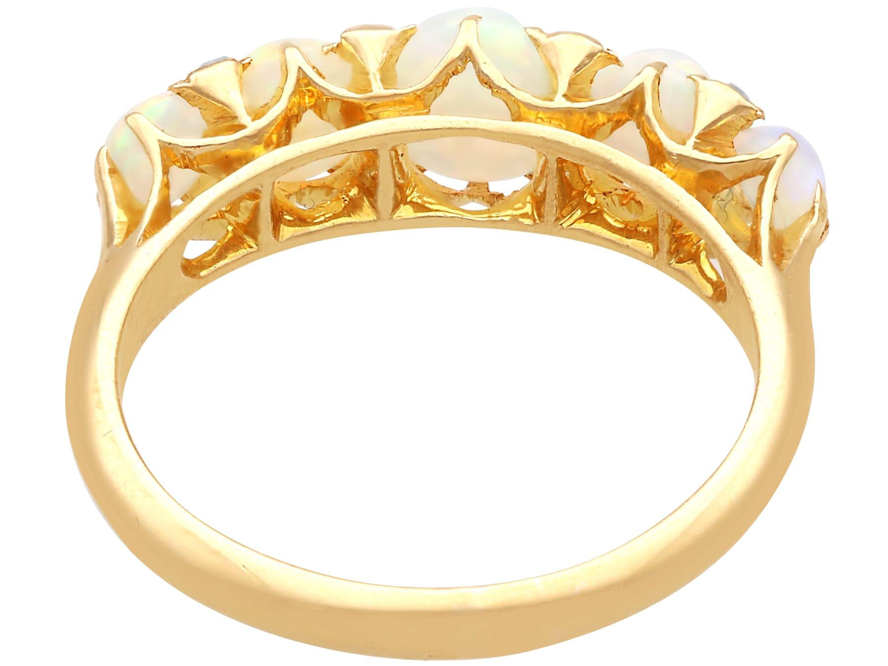 2,00 Karat Weißer Opal 0,16 Karat Diamant 18k Gelbgold Fünf Stein Ring (1905) im Angebot 2