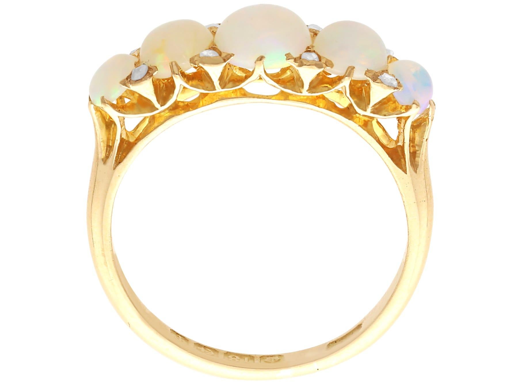 2,00 Karat Weißer Opal 0,16 Karat Diamant 18k Gelbgold Fünf Stein Ring (1905) im Angebot 3