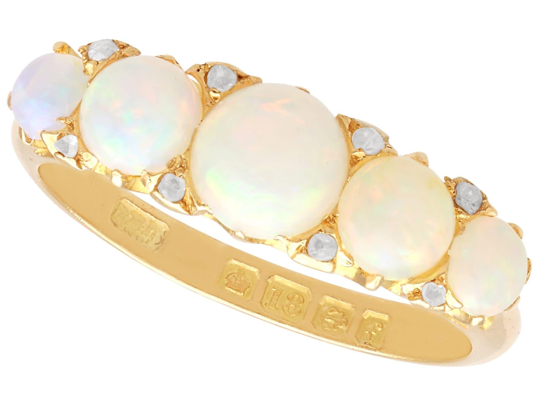 2,00 Karat Weißer Opal 0,16 Karat Diamant 18k Gelbgold Fünf Stein Ring (1905) im Angebot