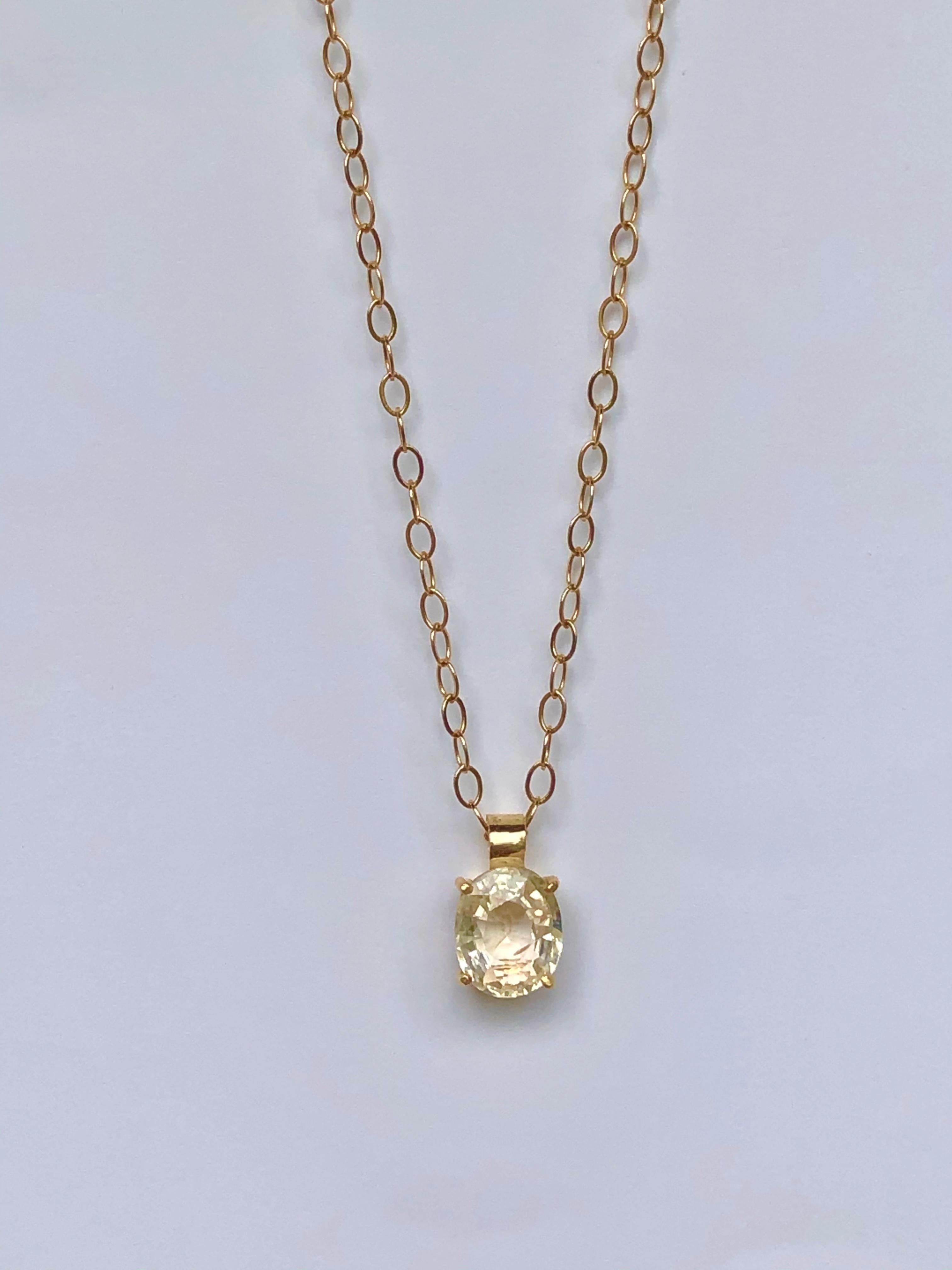 Taille ovale 2.00 Carat Yellow Sapphire Untreated Gold 18 Karat Solitaire Pendant Necklace en vente
