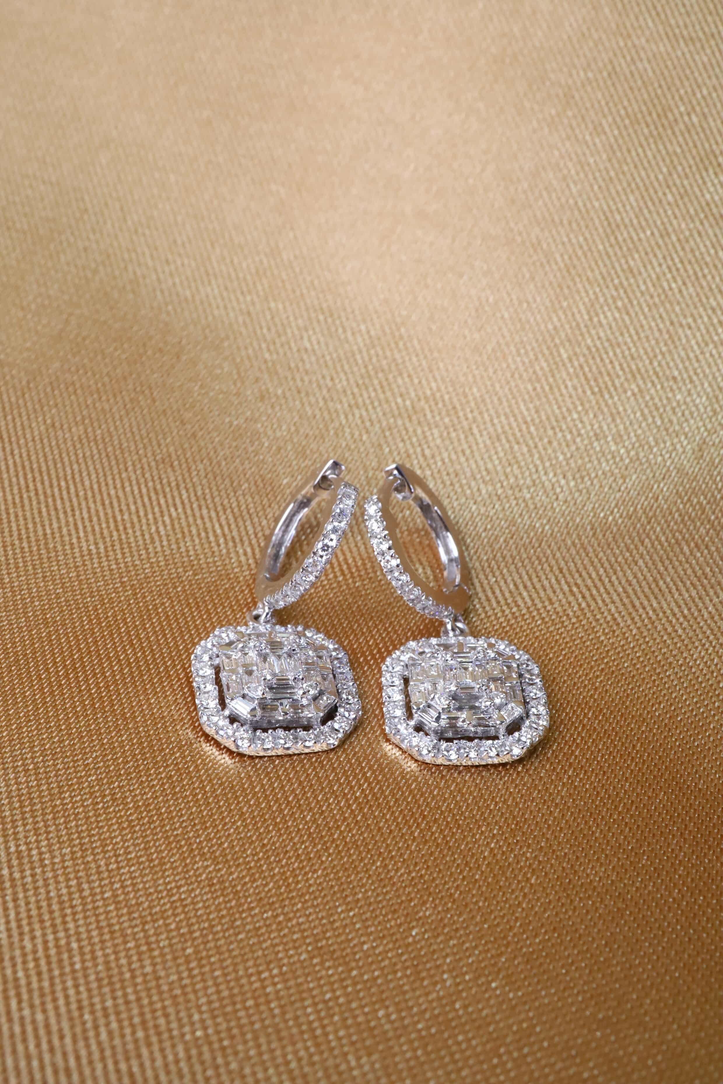 An exclusive Illusion Diamonds earrings in a eleganti and refined design.
Add a touch of sparkly on yourself, and elevate your timeless of beauty.
Stunning earrings come in 18k gold with dazzling illusion Diamonds of 2.00 carats, F-G/VS