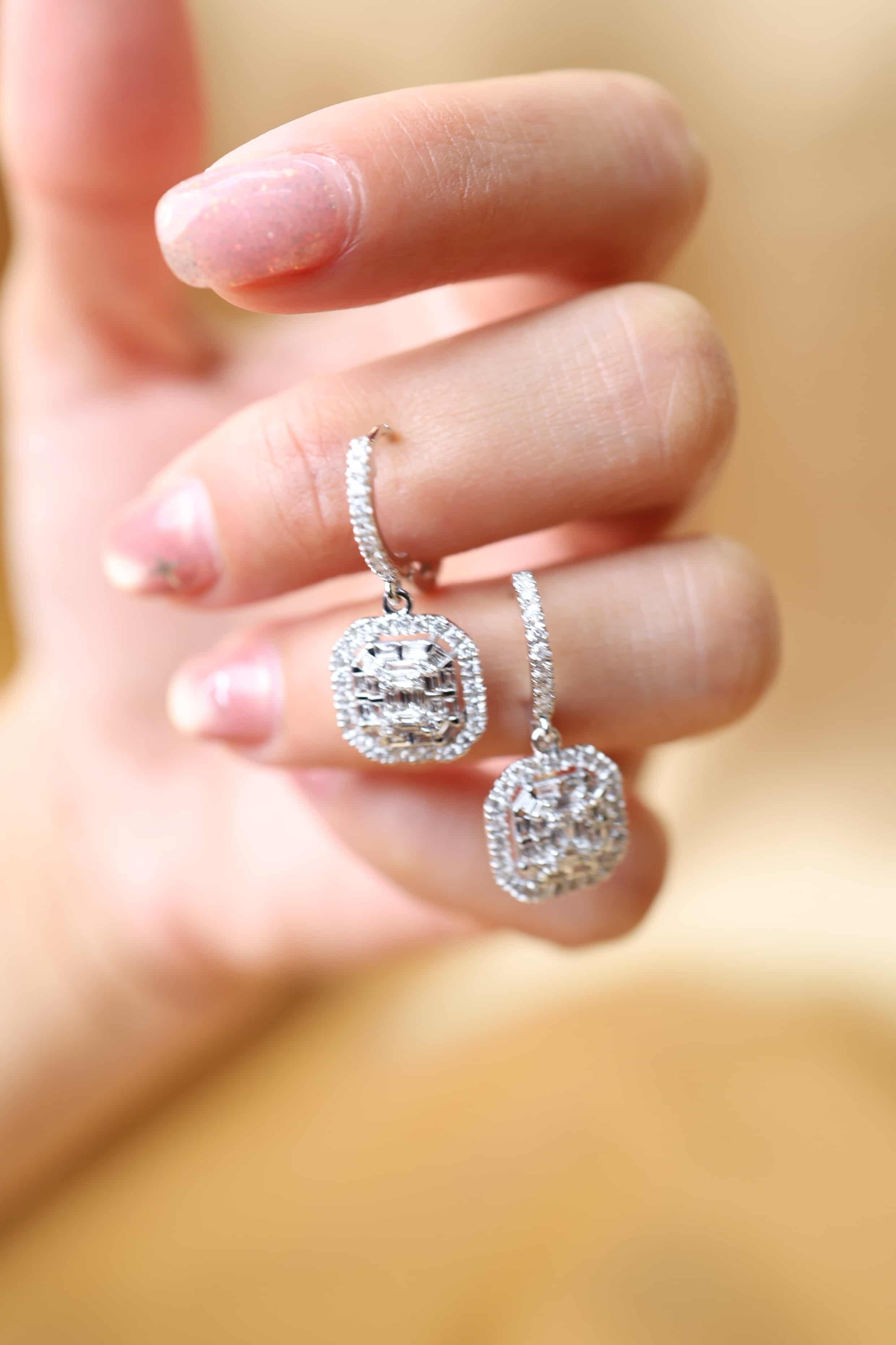2.00 Carats Diamonds 18K Gold Illusion Earrings In New Condition For Sale In Massafra, IT