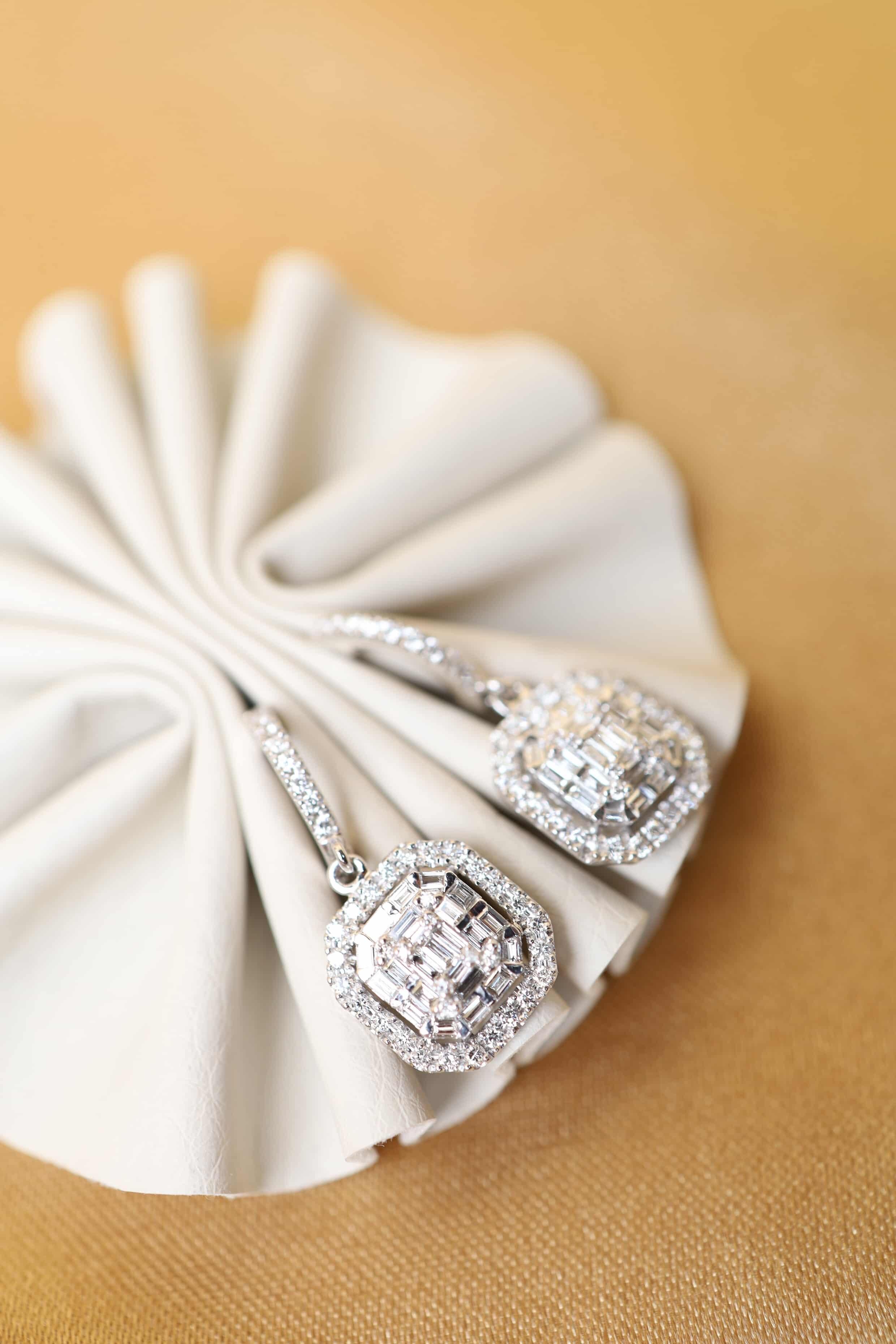2.00 Carats Diamonds 18K Gold Illusion Earrings For Sale 1
