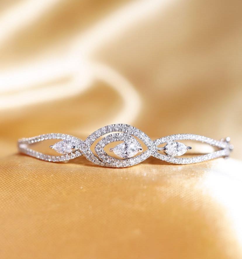 Una exclusiva pulsera de Diamantes con un diseño contemporáneo, de estilo tan elegante y refinado . Eleva tu belleza atemporal y añade un toque de clase y sofisticación a tu look.
Impresionante pulsera de oro de 18 l con deslumbrantes diamantes, en