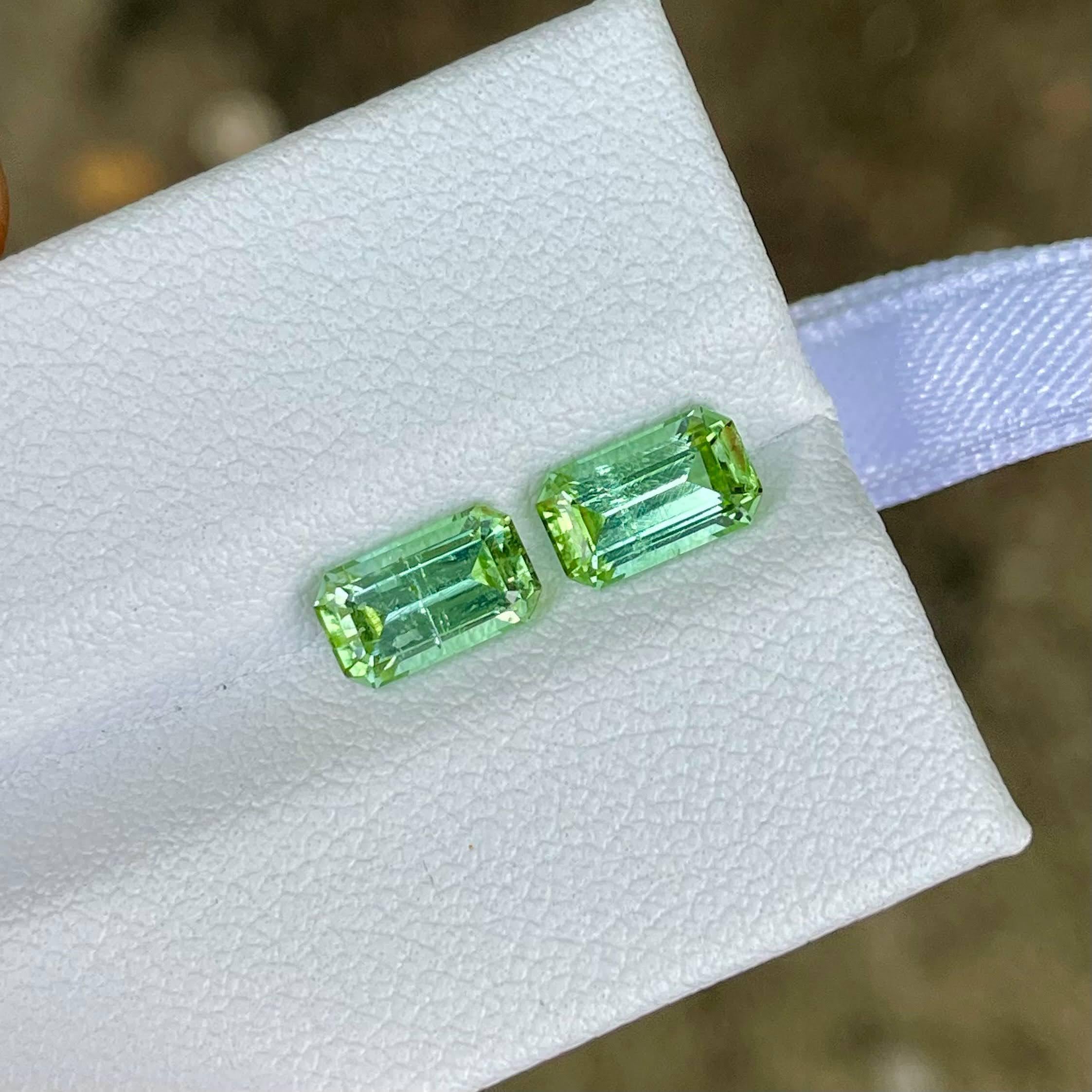 Moderne Paire de tourmalines vertes claires taille émeraude afghane de 2,00 carats en vente