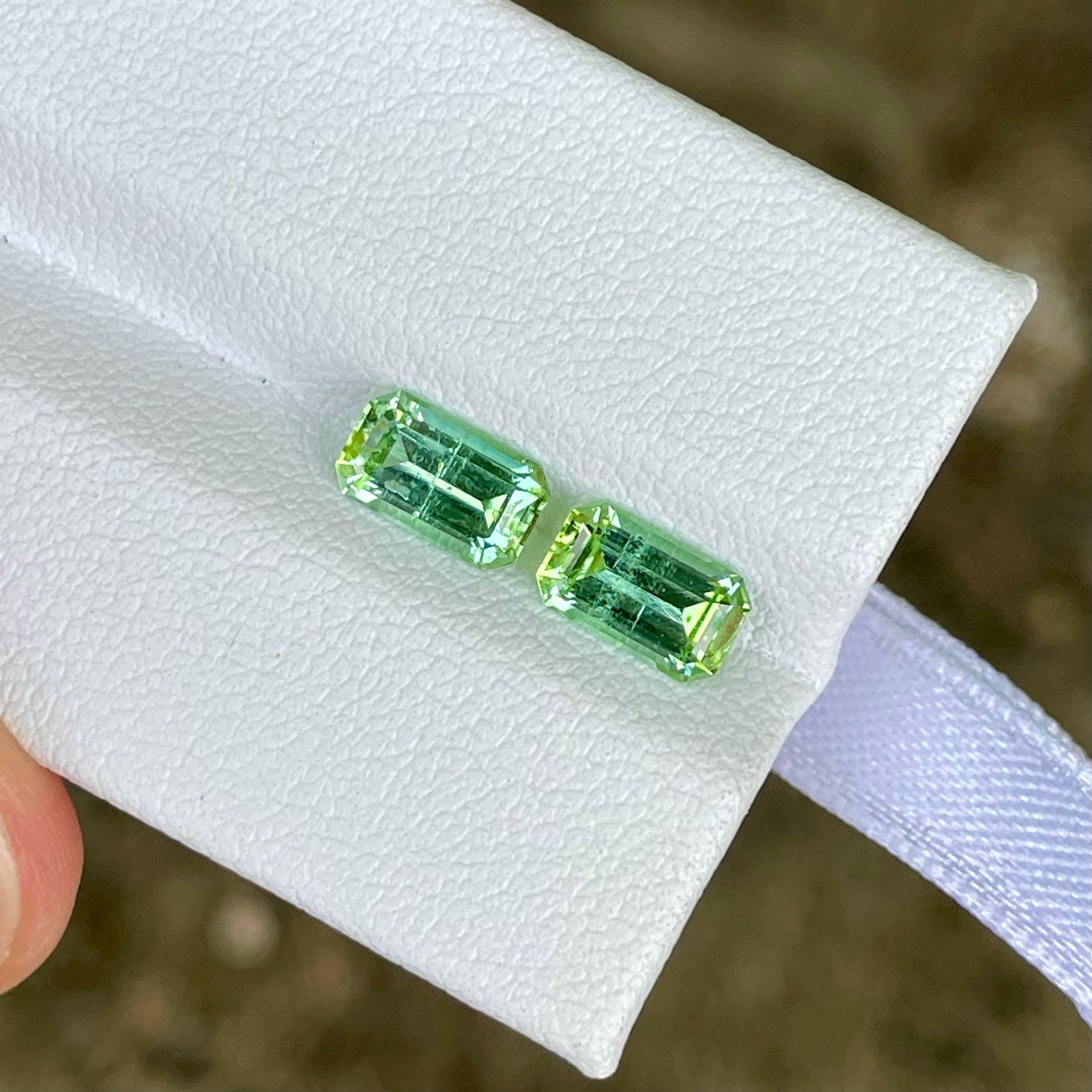 Taille émeraude Paire de tourmalines vertes claires taille émeraude afghane de 2,00 carats en vente