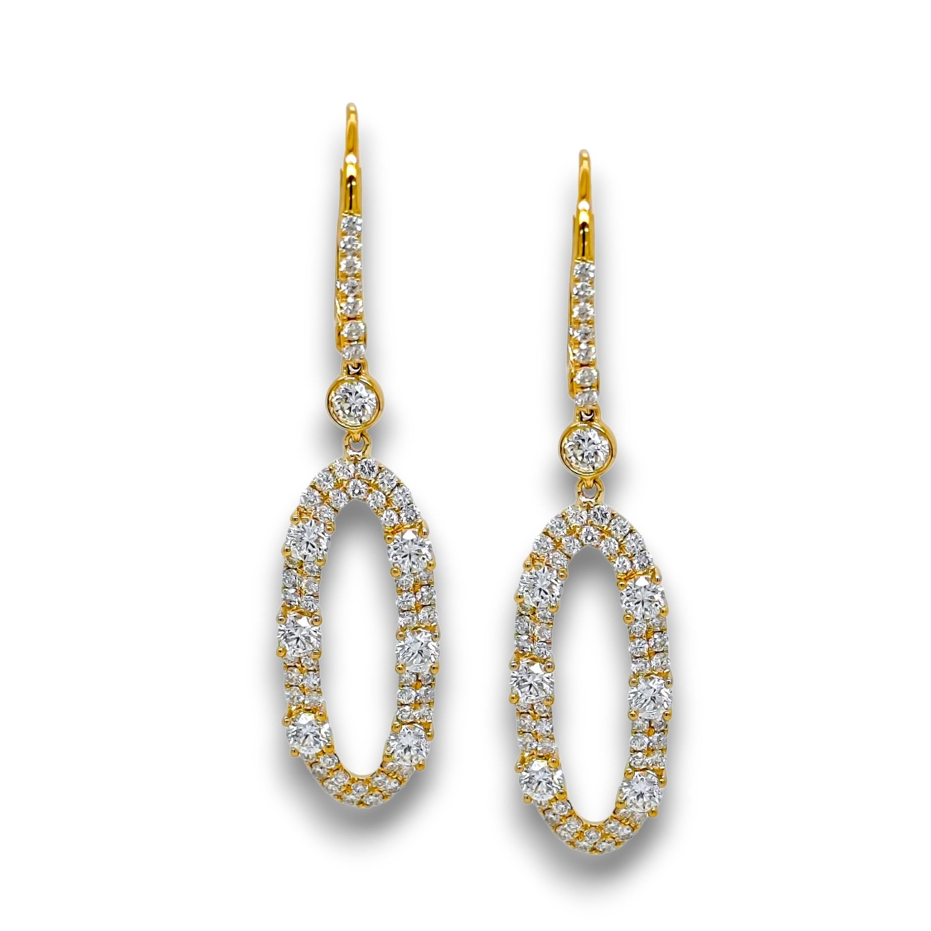 Taglio rotondo 2,00 Carati  Orecchini in oro giallo con diamanti bianchi in vendita