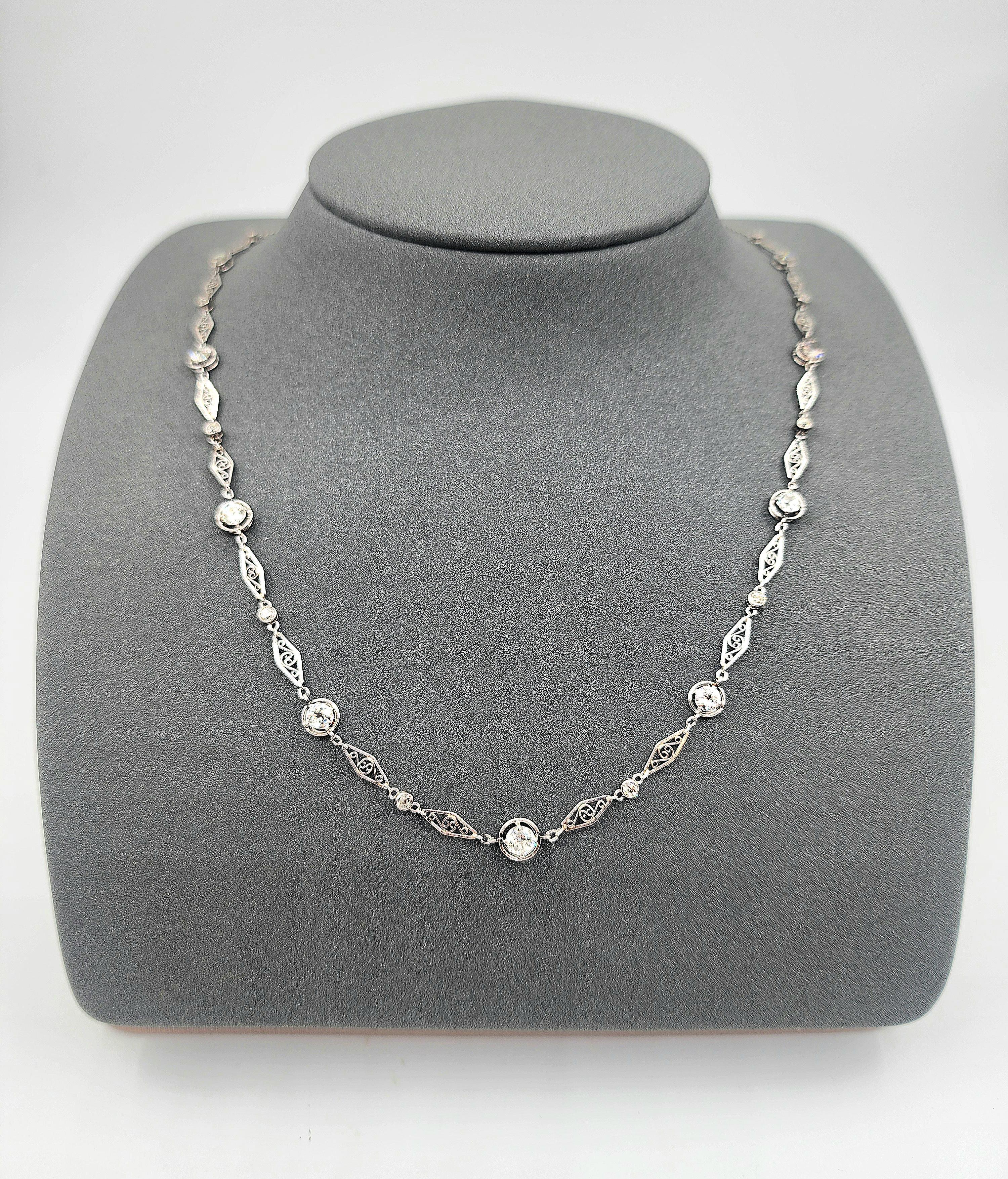 Este exquisito collar presenta una serie de 19 diamantes blancos redondos, con un total aproximado de 2,00 quilates, engastados en oro blanco de 14k. Los diamantes, con una claridad de SI2/I1 y un grado de color de I/J, están dispuestos