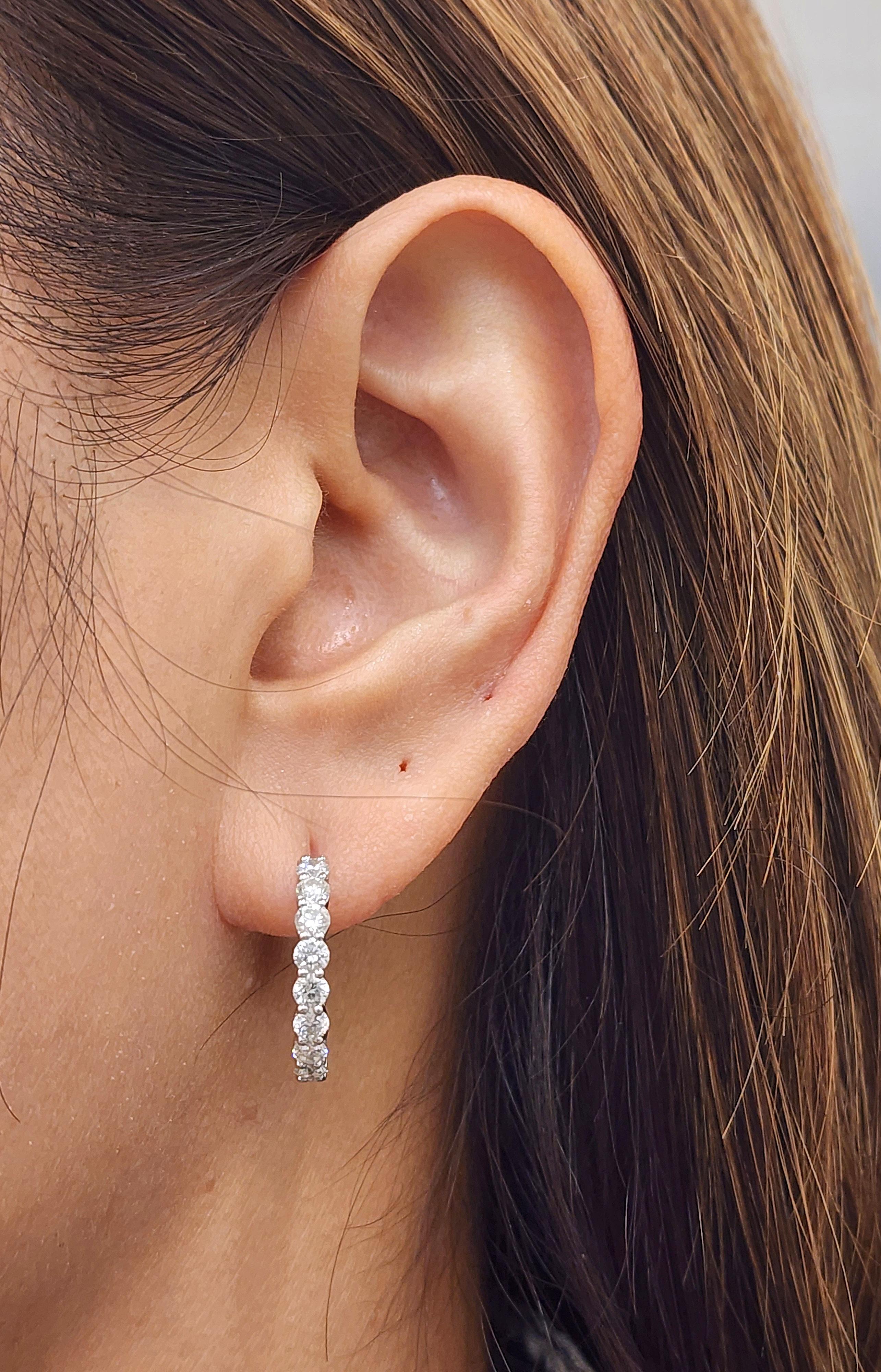Ces boucles d'oreilles en diamant de 2,00 ct sont un excellent complément à toute garde-robe. Elles comportent 28 diamants de couleur G/H et de pureté VS2/SI1, ce qui en fait une pièce classique pour toute personne à la pointe de la mode. Les