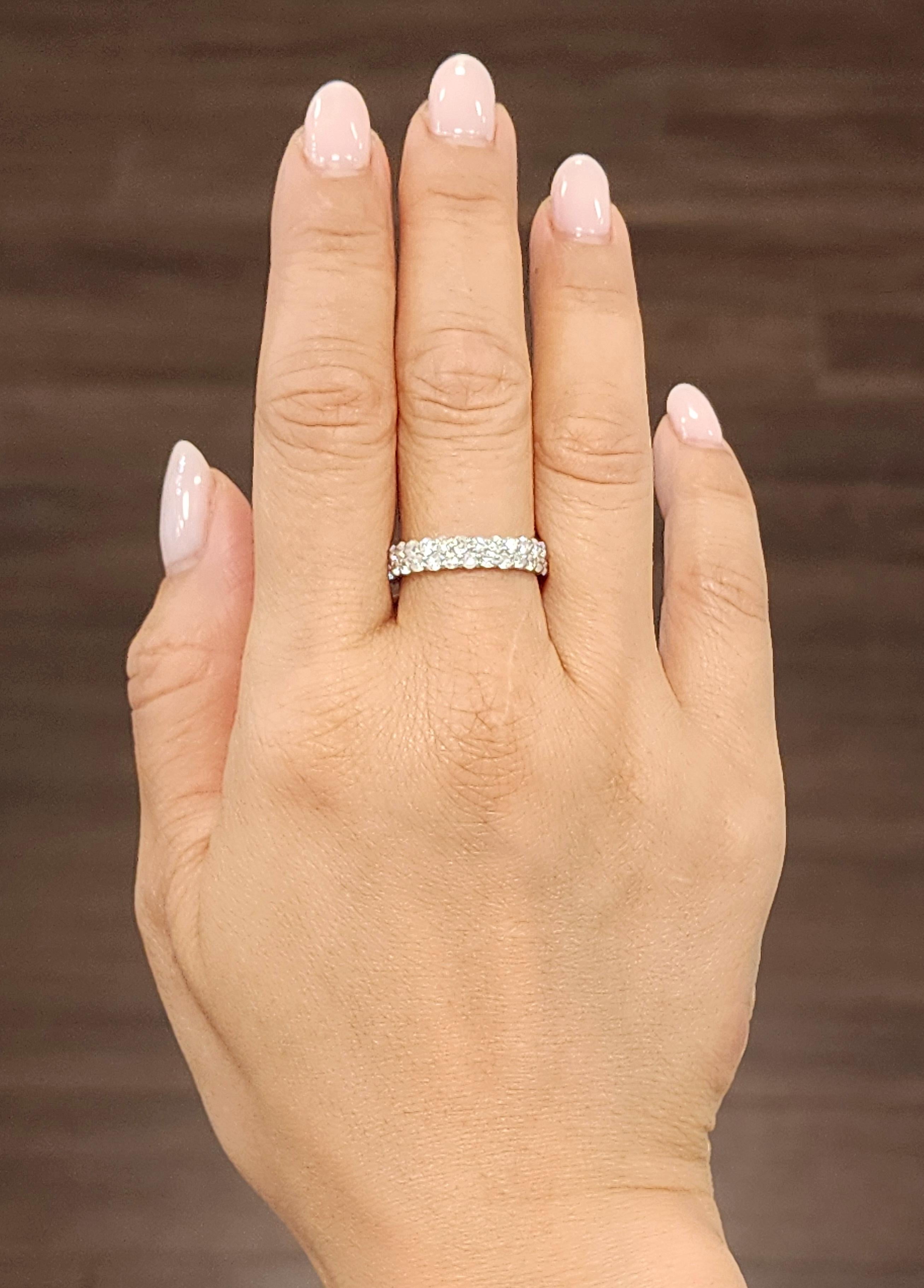 Cette magnifique bague présente une rangée continue de diamants ronds sertis dans de l'or blanc 14k. Les diamants, d'une taille totale d'environ 2,00 carats, sont de couleur blanche avec un grade de couleur H/I et une pureté SI2/I1. Fabriquée en