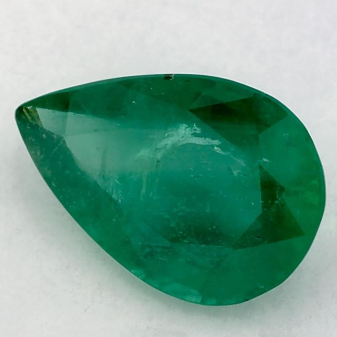 D'un vert éclatant, la pierre de naissance du mois de mai symbolise le renouveau de la croissance printanière. 

Explorez la vibrante collection d'émeraudes, de rubis et de saphirs de notre magasin, disponibles sous forme de pierres précieuses en
