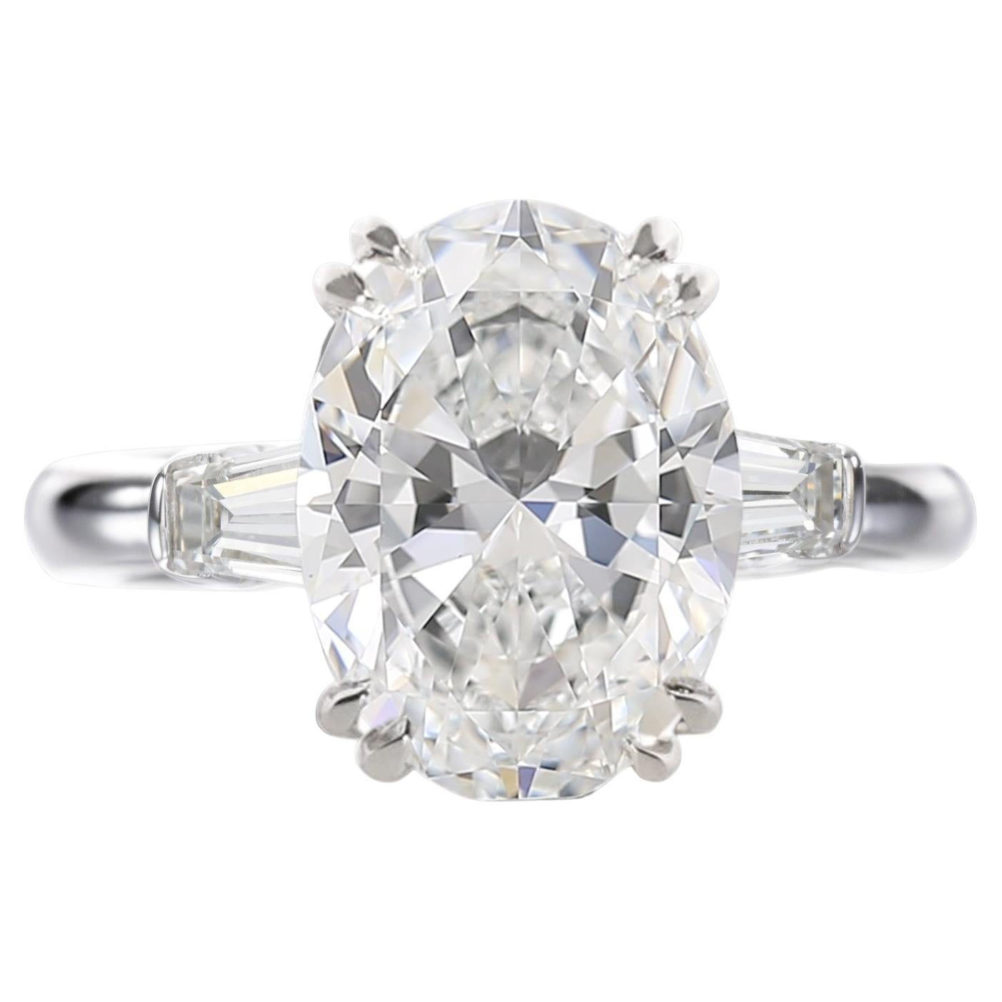 En vente :  2.01 Ct GIA Certified Oval Brilliant Cut Diamond with tapered baguette