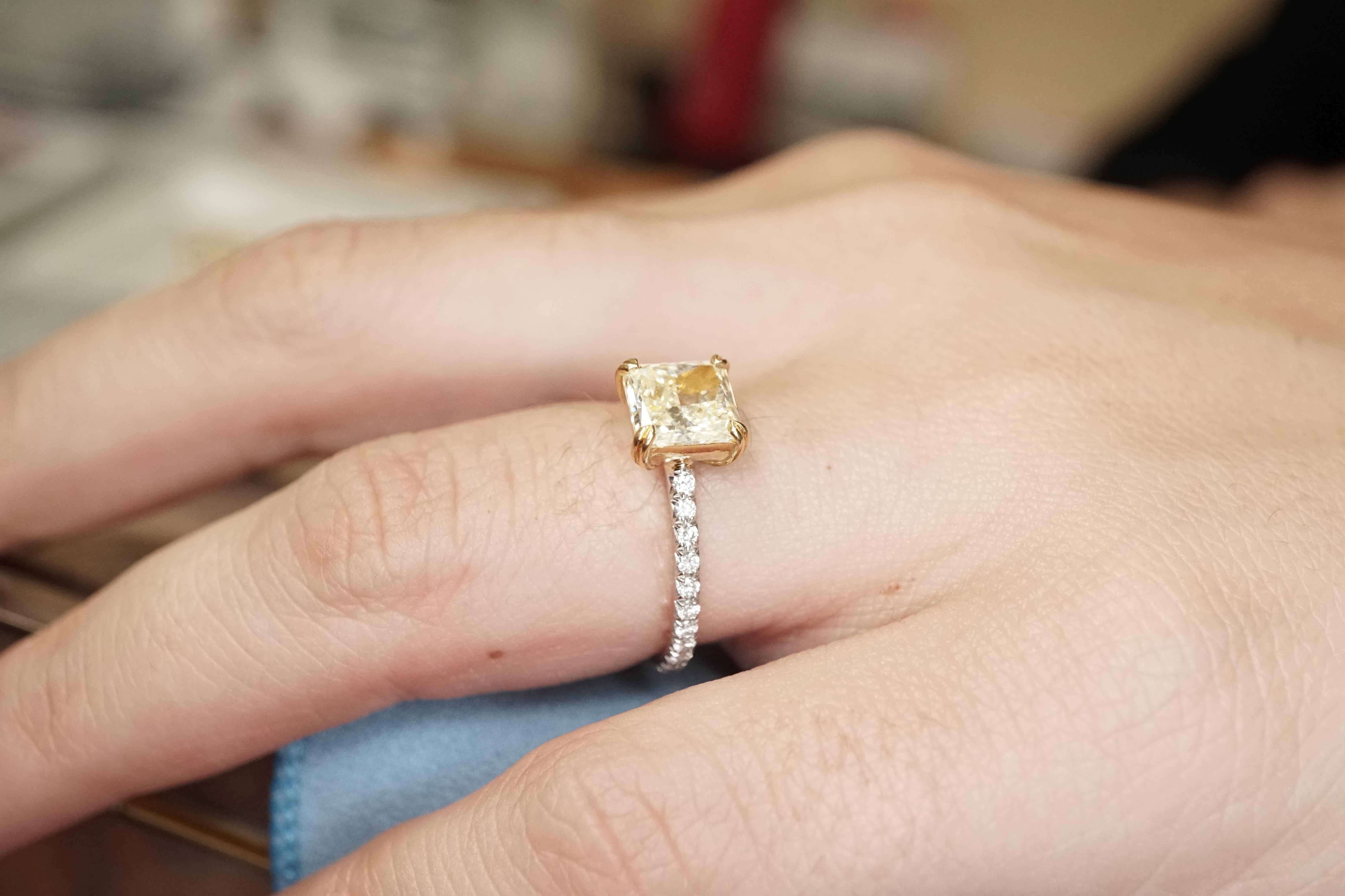Im Angebot: 2,00 CT GIA zertifizierter Ehering mit Strahlenschliff () 3