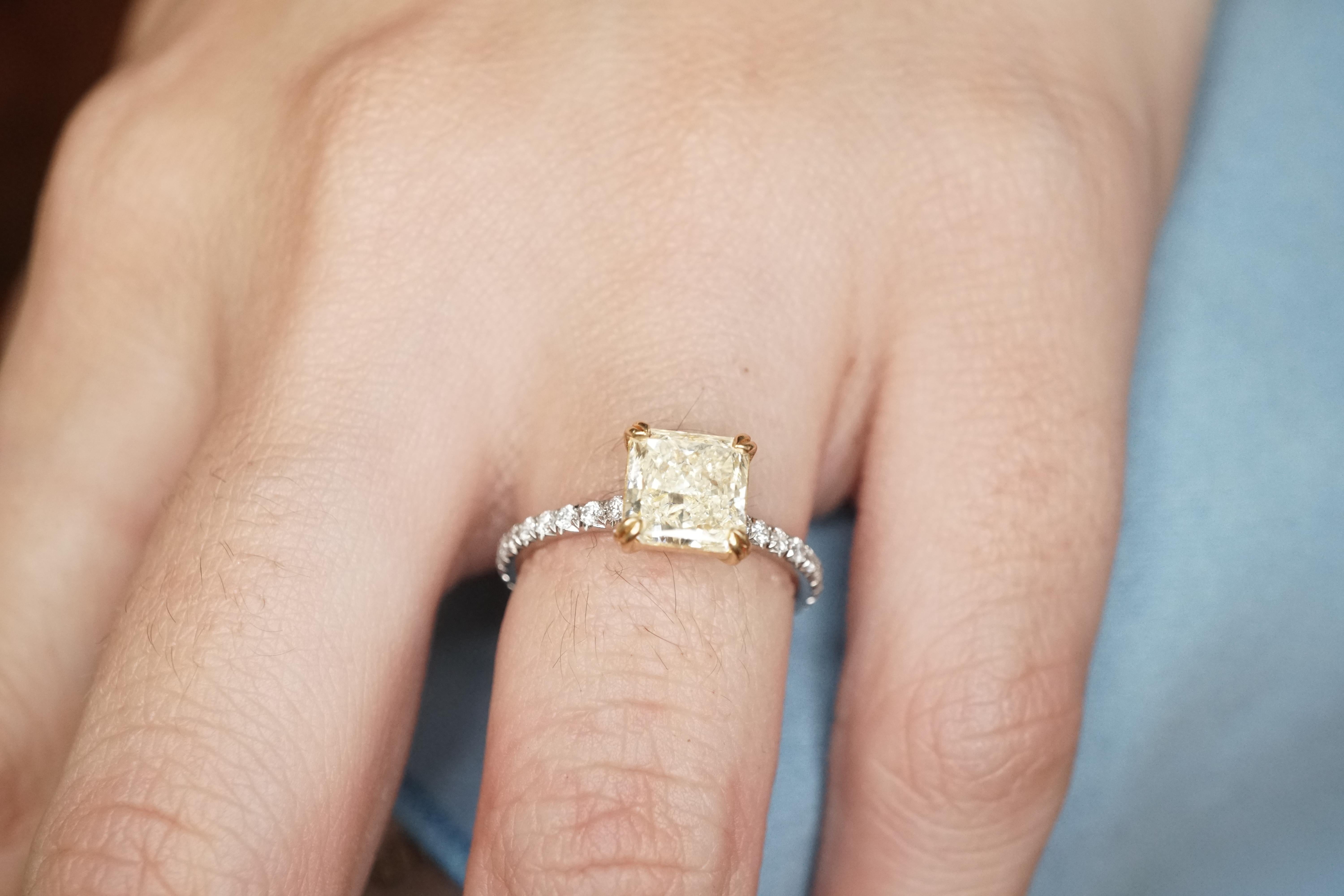 Im Angebot: 2,00 CT GIA zertifizierter Ehering mit Strahlenschliff () 4