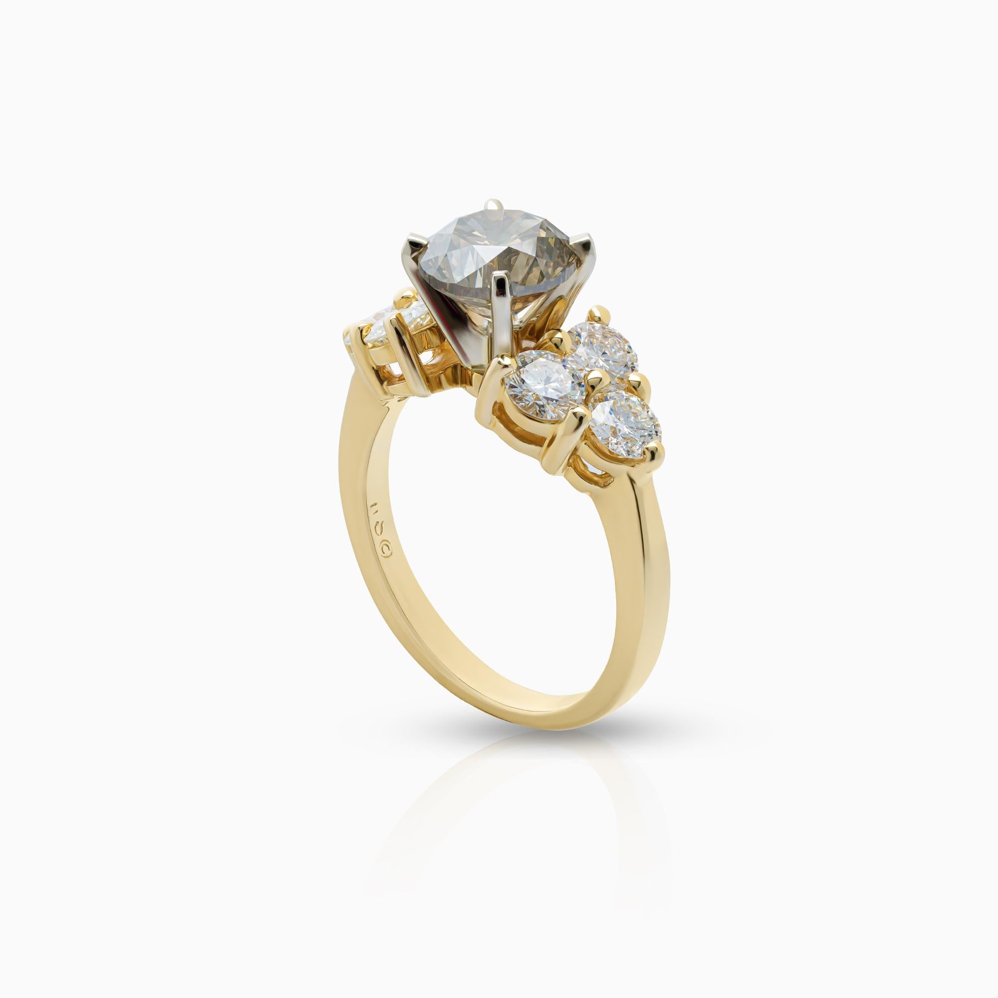 Grauer Diamantring, 2,00 Karat, Brillantring, 1,38 Karat, 14K Gelbgold, Vintage Collection. Dieser auffällige Ring aus der Vintage Collection ist aus 14-karätigem Gelbgold gefertigt und mit einem natürlichen runden Diamanten im Brillantschliff mit