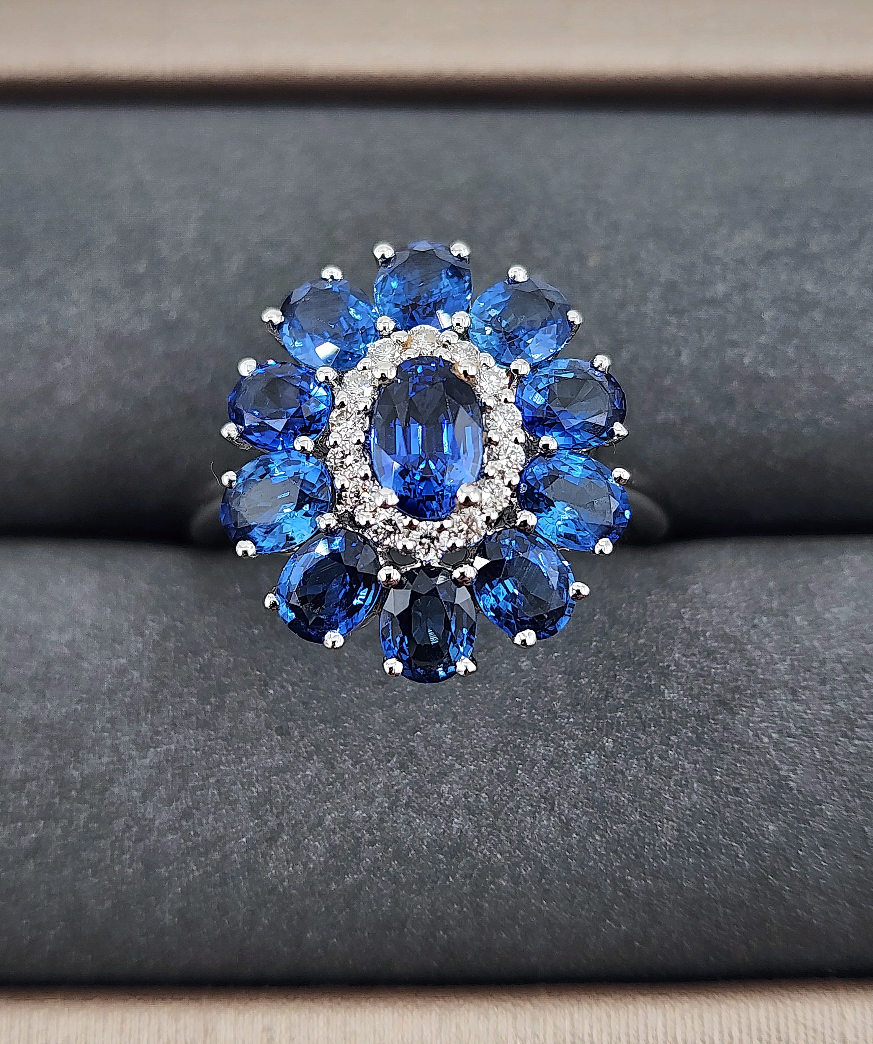 2.00 ct Natural Sapphire & Diamond Ring set in 18k White Gold For Sale