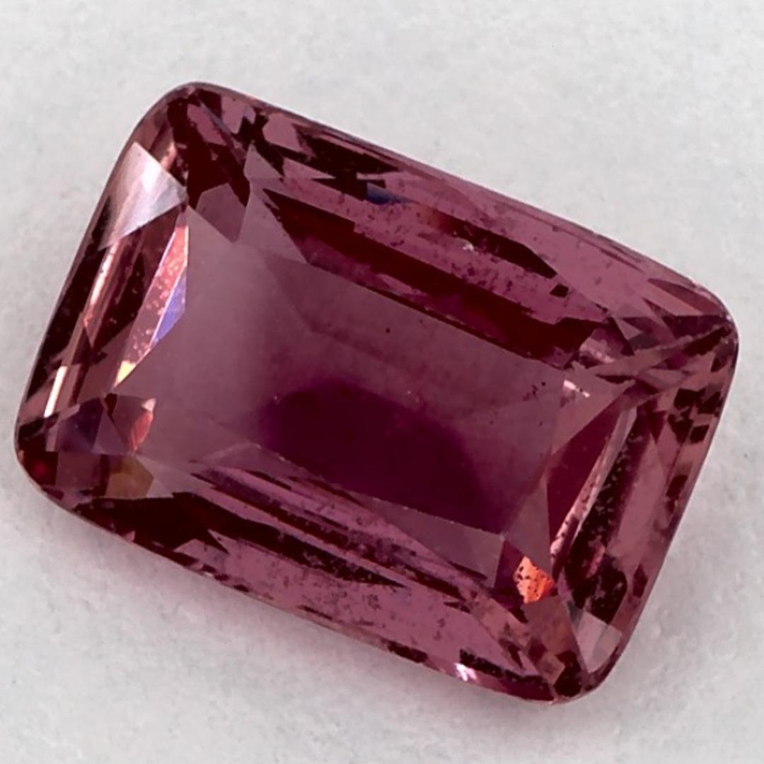 Questo zaffiro rosa naturale offre eleganza e raffinatezza. Con la sua ricca saturazione del colore e il taglio preciso, è il centro perfetto per un anello di fidanzamento o un design di gioielli di lusso.

Questo zaffiro proviene dallo Sri Lanka