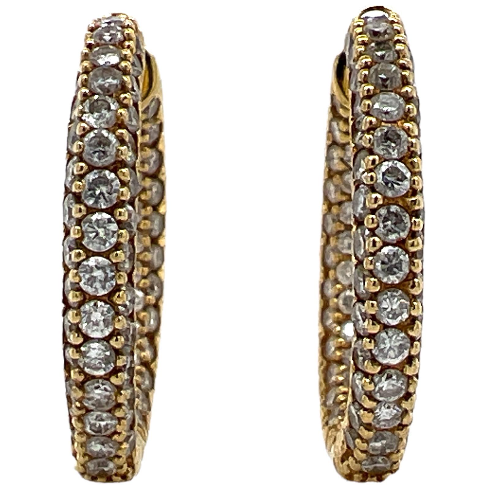 Diamant-Ohrringe In & Out aus 18 Karat Gelbgold. Die Ohrringe bestehen aus runden Diamanten im Brillantschliff mit Pavé-Fassung und einem Gewicht von ca. 2,00 CTW, Farbe H-I und Reinheit SI. Die Ohrringe messen 20 x 20 mm und sind 4 mm breit. 
