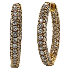 Orecchini a cerchio In & Out con diamanti pavé da 2,00 CTW in oro giallo 18 carati