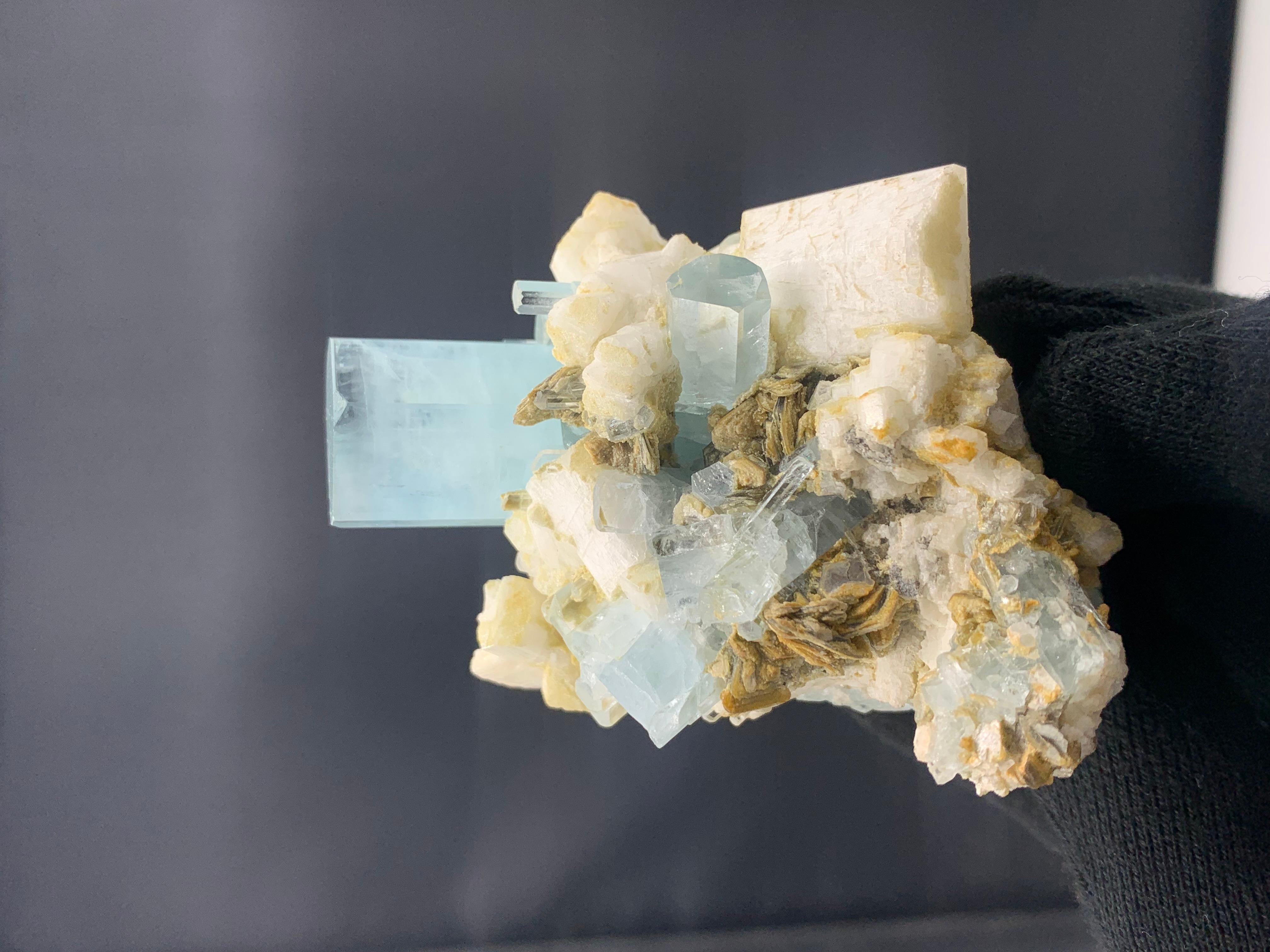 200 Gram Aquamarine Crystals Attached With Muscovite and Feldspar From Pakistan  In Good Condition For Sale In Peshawar, PK