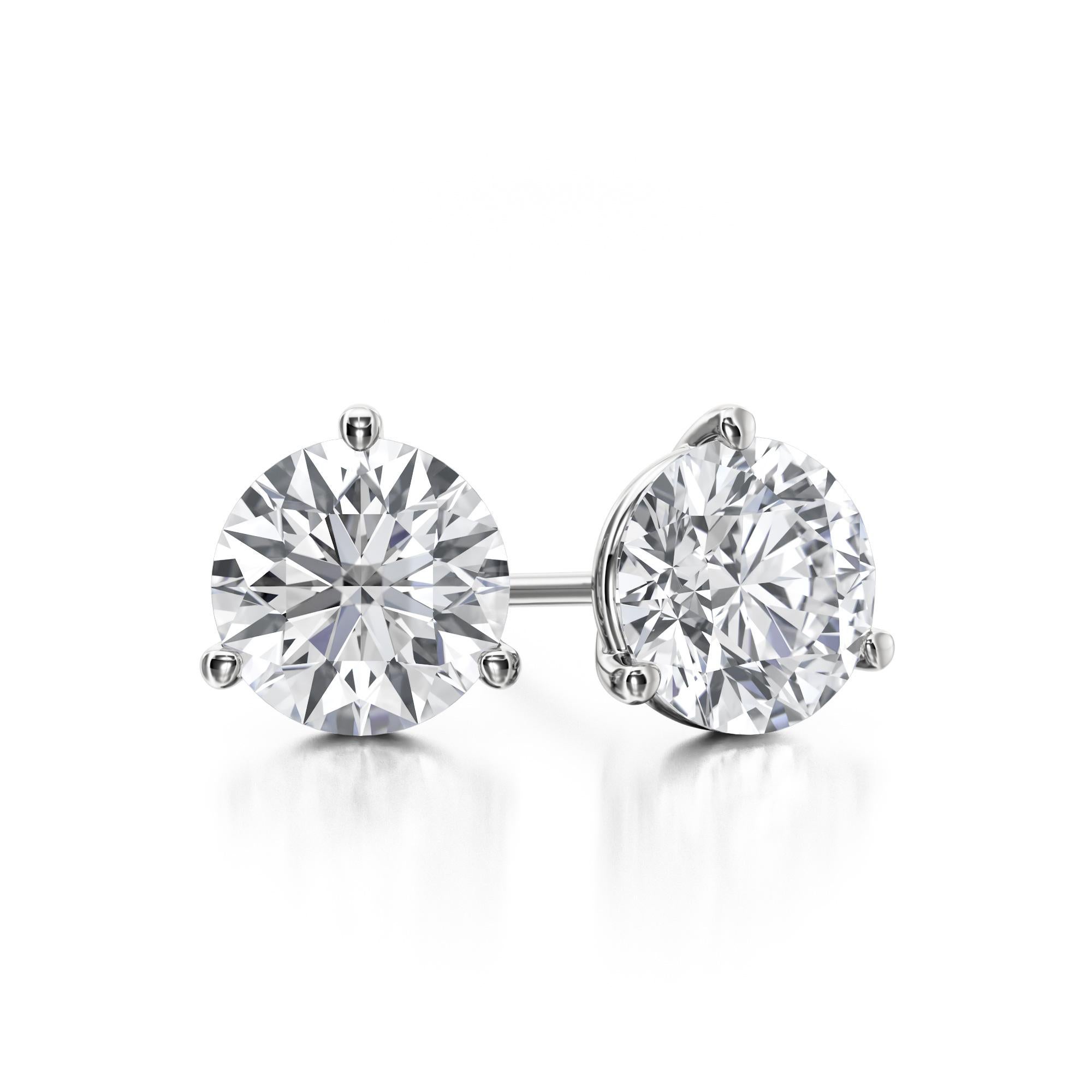 Klassische Diamant-Ohrstecker im Martini-Stil, mit:
2 natürliche Diamanten G-H Farbe SI2-I1 mit einem Gesamtgewicht von ~2,00 Karat
✧ Abmessungen: 6.50mm*6.50mm
✧ Erhältlich in Platin
✧ Reibungsverschluss mit Druckknopf
✧ Kostenlose Schätzung beim