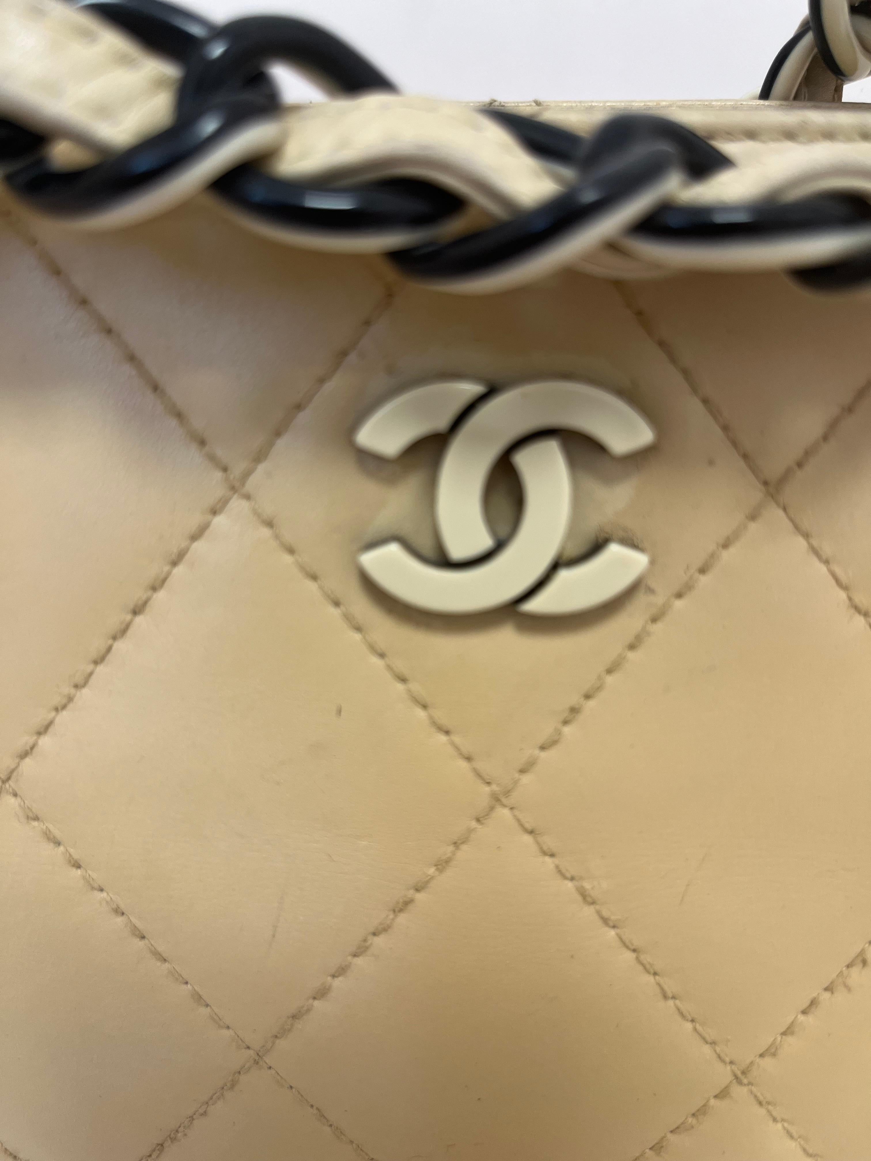 2000-2002 CHANEL Tote w/Two-Tone Chain In Good Condition In Port Hope, ON